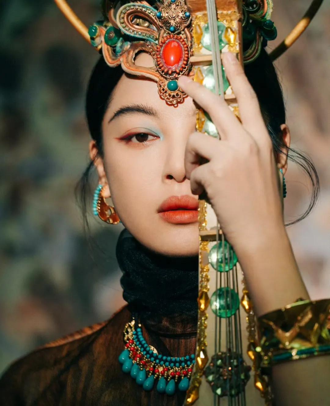 幸芷蕾这组图片好有视觉冲击力啊！

她算是年纪越大越有味道的类型，年轻时可能不太