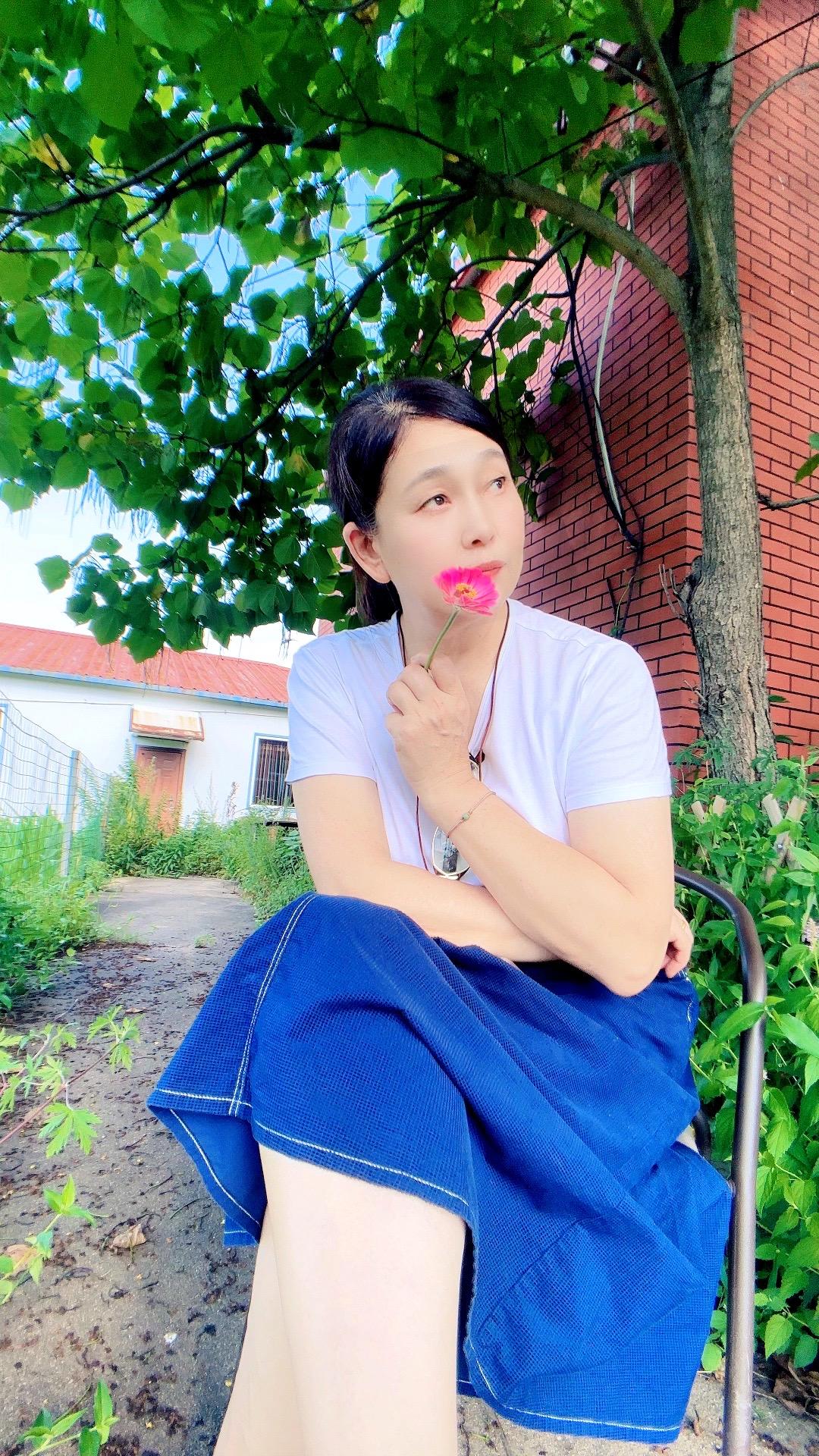 到了这般年纪，漂不漂亮早已不重要，但快乐一定要常伴身旁。善待自己的身体，活得舒心