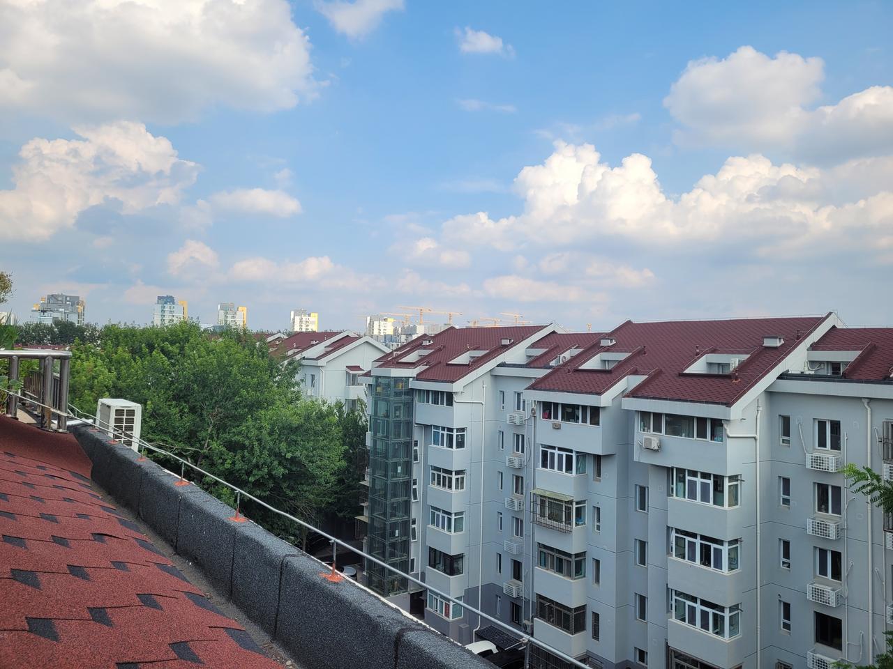 据预报北京昨天今天皆为空气质量三级轻度霾，实际上这两天却反转为优，特别优的优。