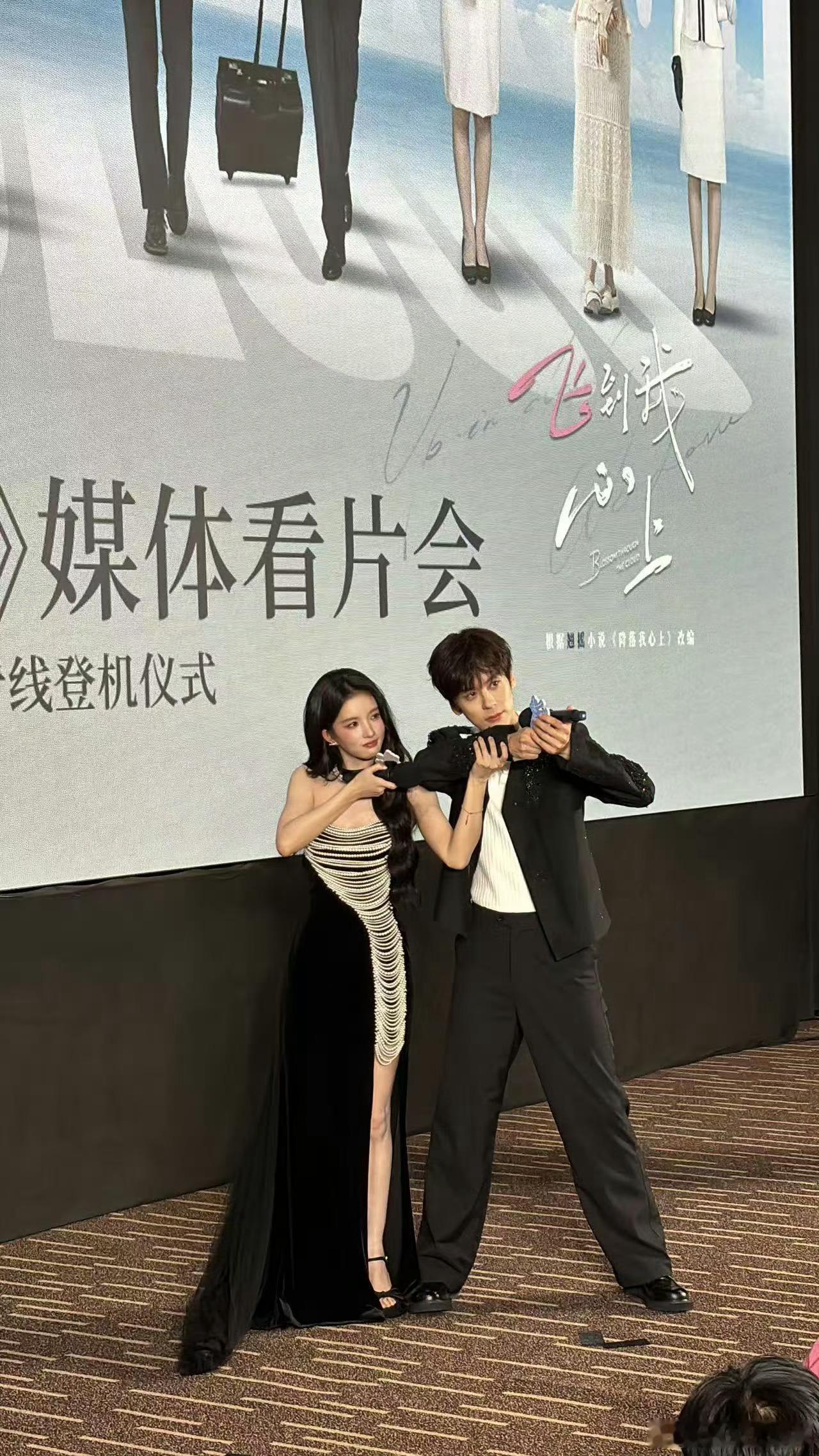 魏哲鸣刘些宁撞鼻子这一下飞到我心上眼神、舞步全是氛围感，鼻尖相撞的瞬间，粉红泡泡