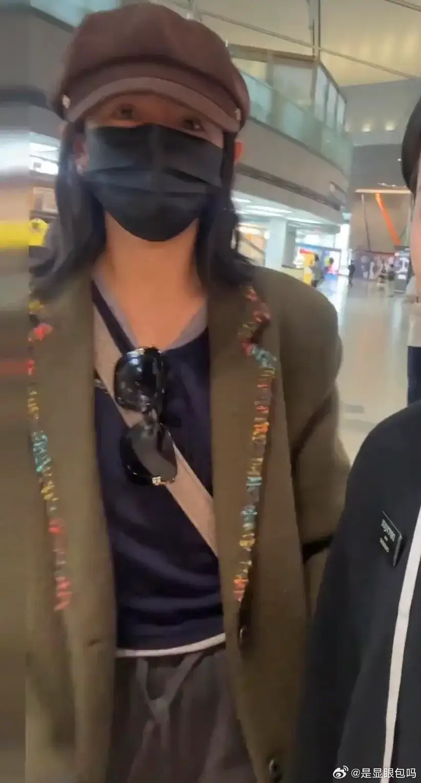 谢娜“护夫”后现身机场，买香薰蜡烛，和粉丝热聊合影，心情不错！ 