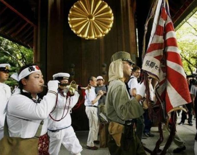 历史警钟还在响，日本右翼又在磨刀！日本彻底撕下伪装，再军事化+勾连台独，东亚警报