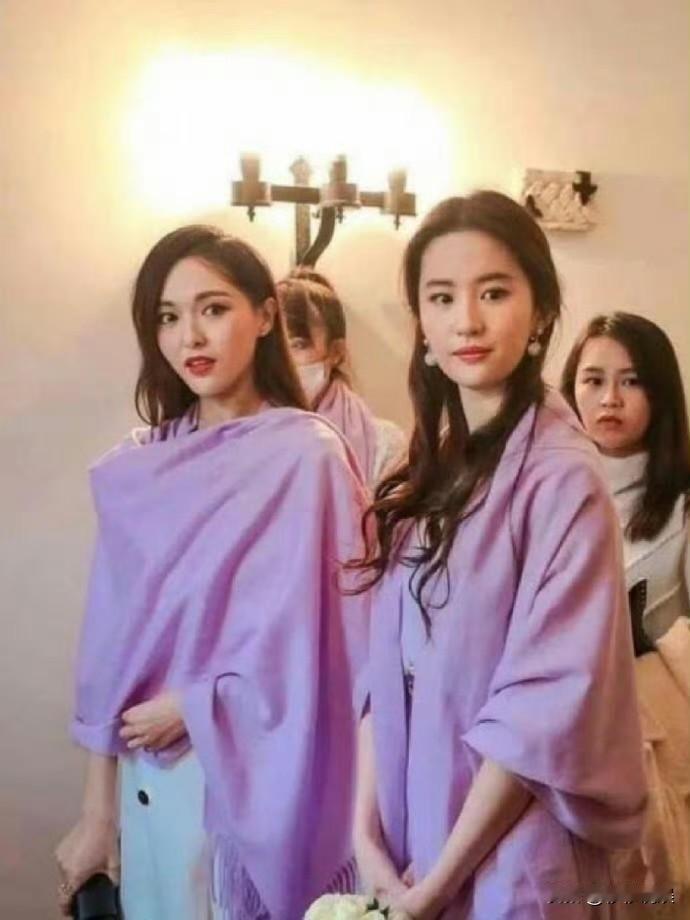 刘亦菲第一次当伴娘的照片，非常珍贵了，值得珍藏。

图二是当年张靓颖的婚礼，刘亦