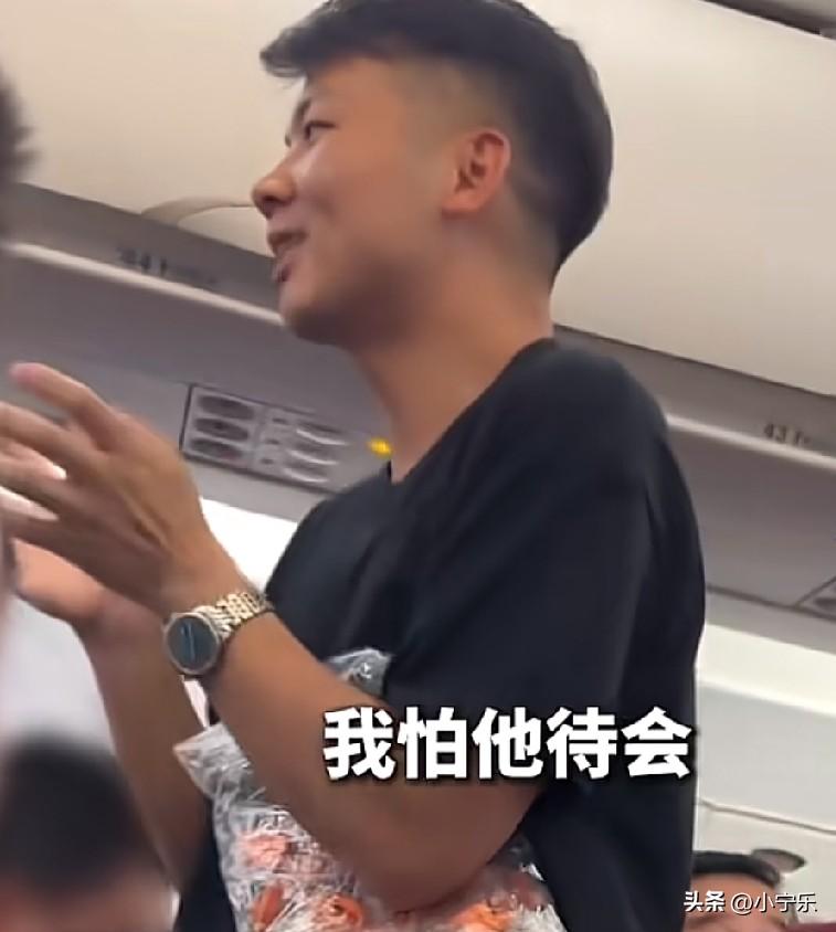 近日，湖北宜昌，一宝爸带8个月的宝宝深夜乘坐飞机，宝爸提前准备了100副耳塞分发