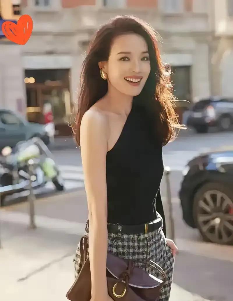 舒淇往红毯一站，别人像赶场，她像回家。

49岁，没硬拗造型，头发随手一挽，裙子