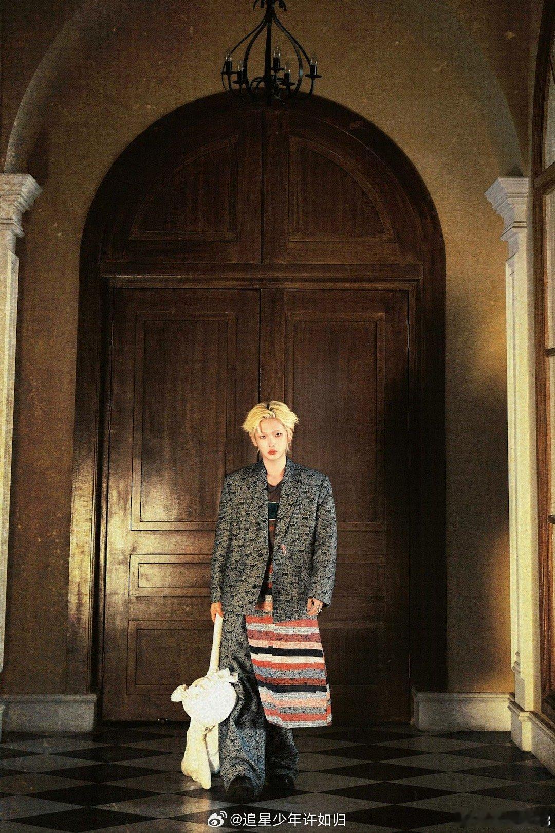 周震南 微博kid 周震南完美演绎“大人身体，kid灵魂”！拽酷全黑造型偏偏要揣