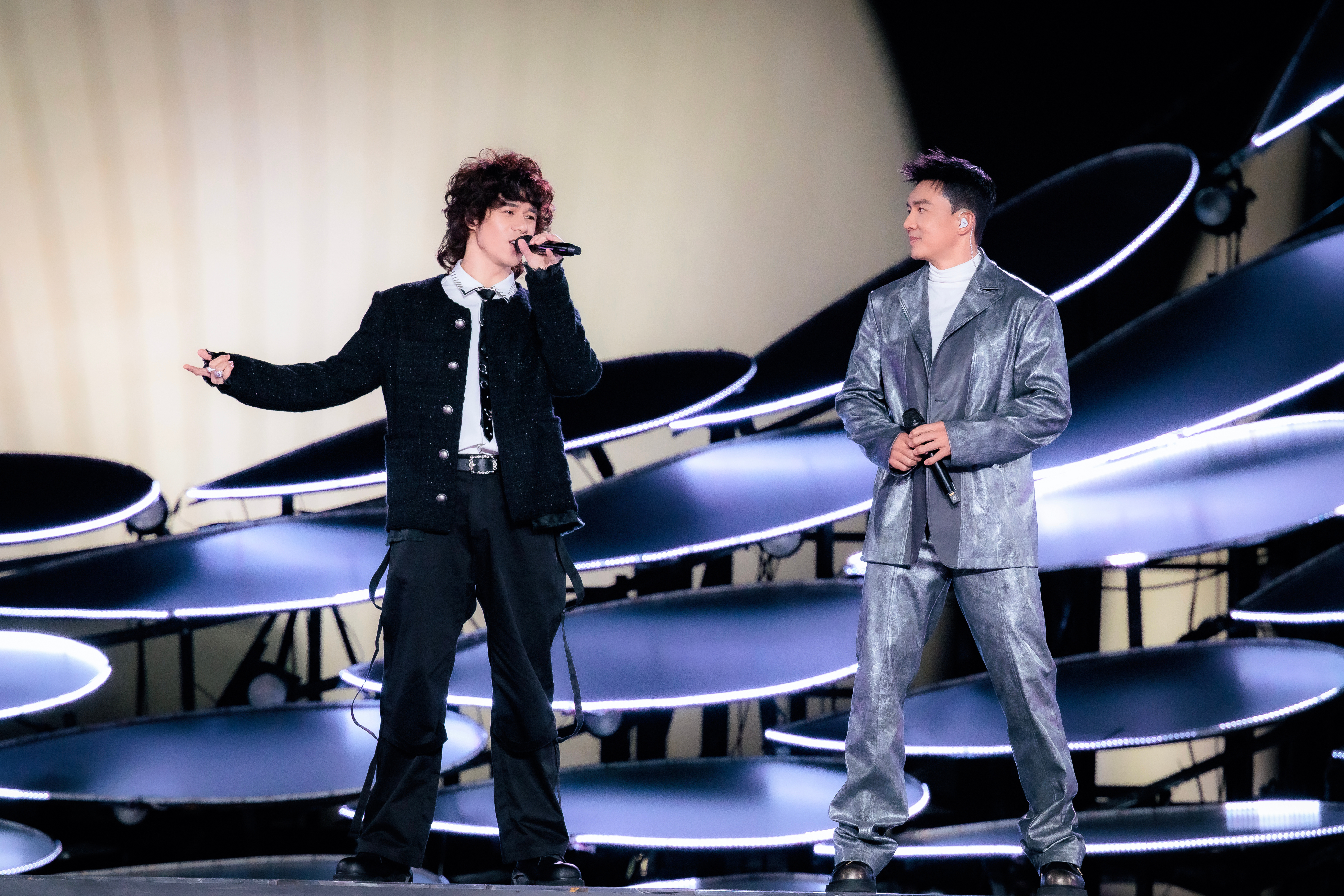 大湾区晚会 气势如虹如刘畊宏 灰色皮西装造型帅到失语！谁能想到日常运动风的刘教练