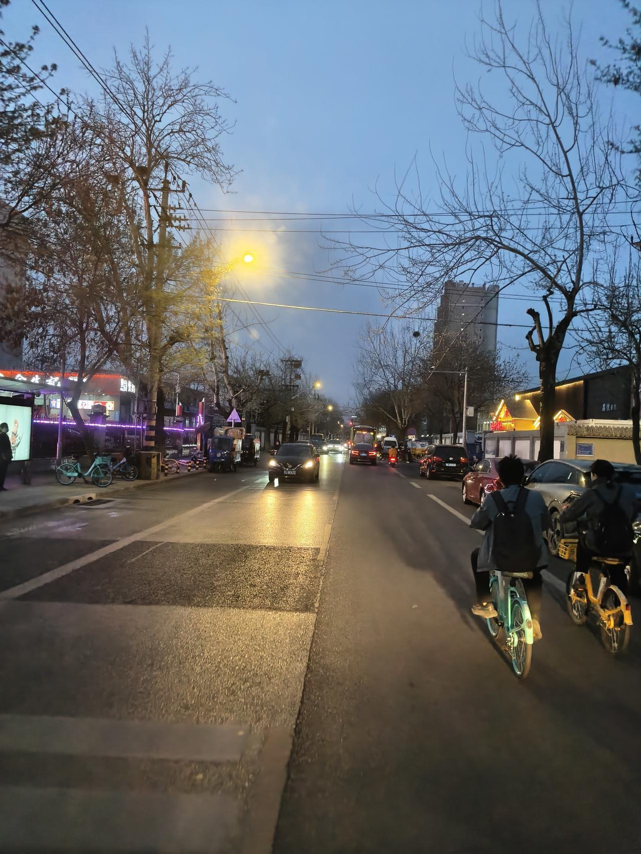 堵车的路上安全行驶的小窍门
 首先， 保持平稳的心态，稳住自己的车，与前车保持安