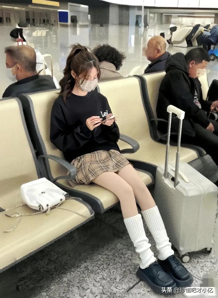 弱问一句，这样的穿搭能衬托出女生的气质和魅力吗