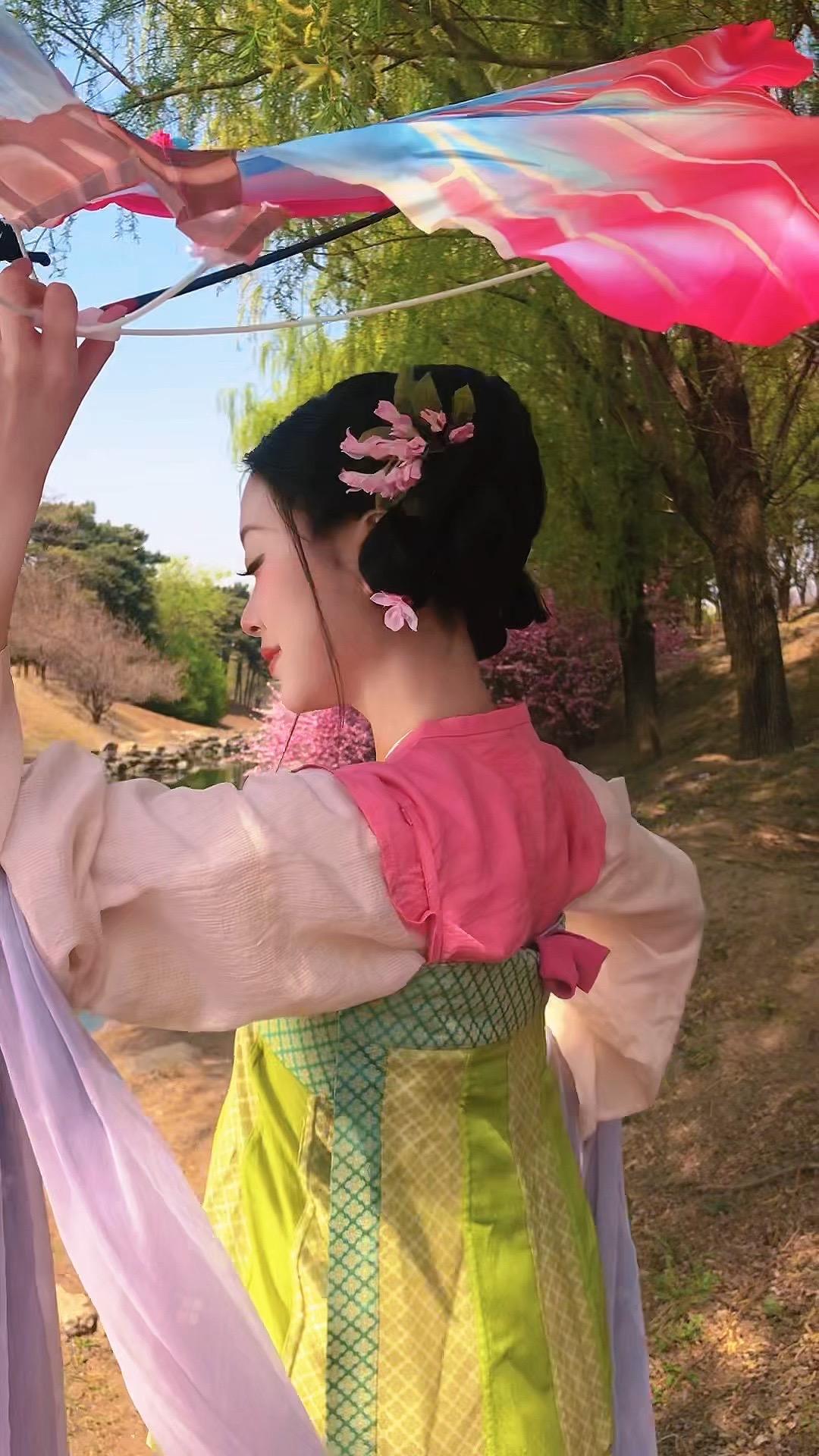 古人诚不欺我，桃红柳绿给的氛围感！