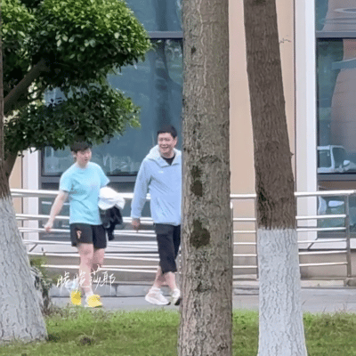 4.12日，莎莎结束体能训练，抱着毛巾衣服和coco翔哥一起回来。

在看到国乒