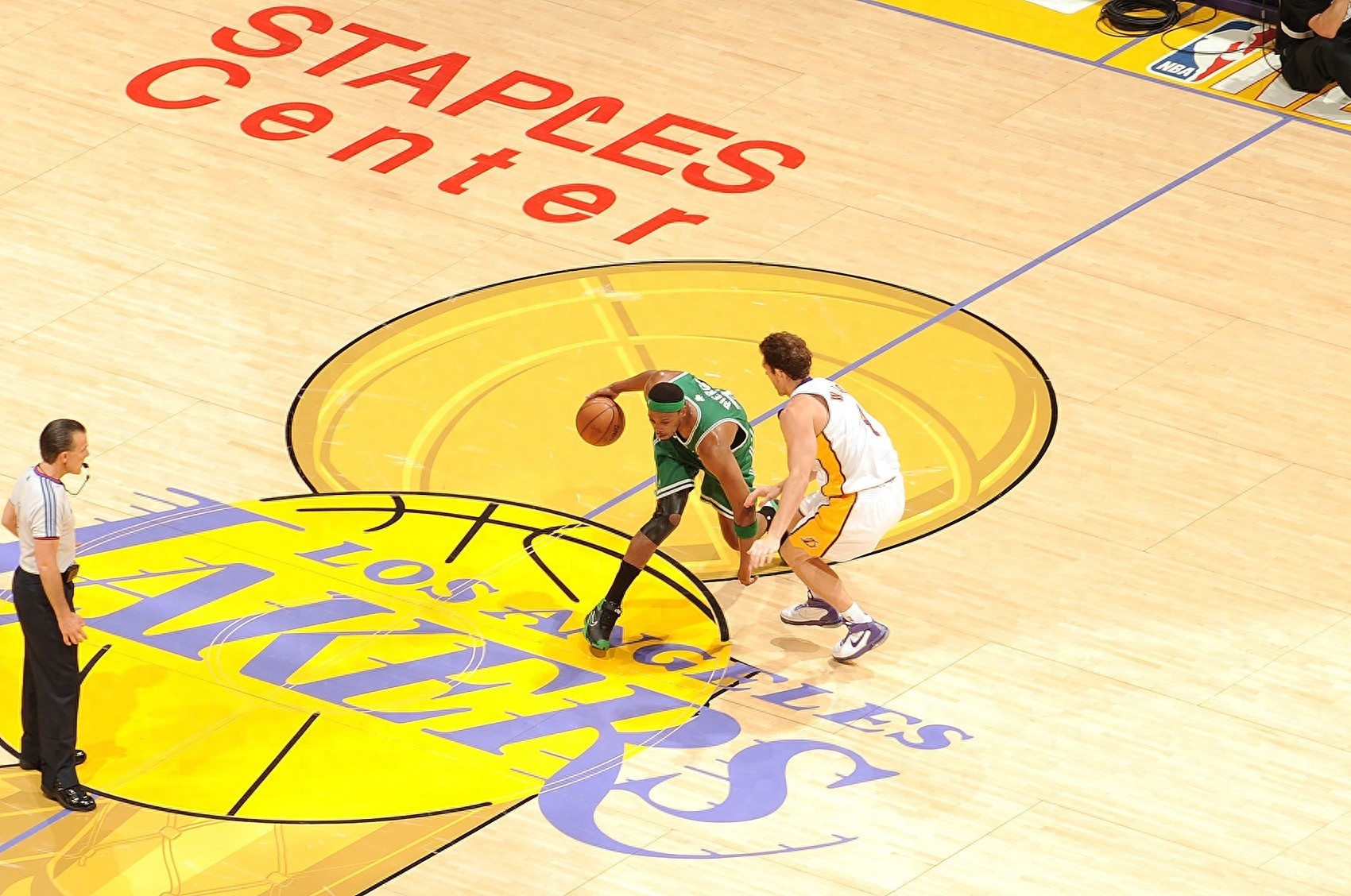 【皮尔斯：湖人搬到洛杉矶前的5冠不该算他们的 那我凯就领先6冠了】最近，前凯尔特