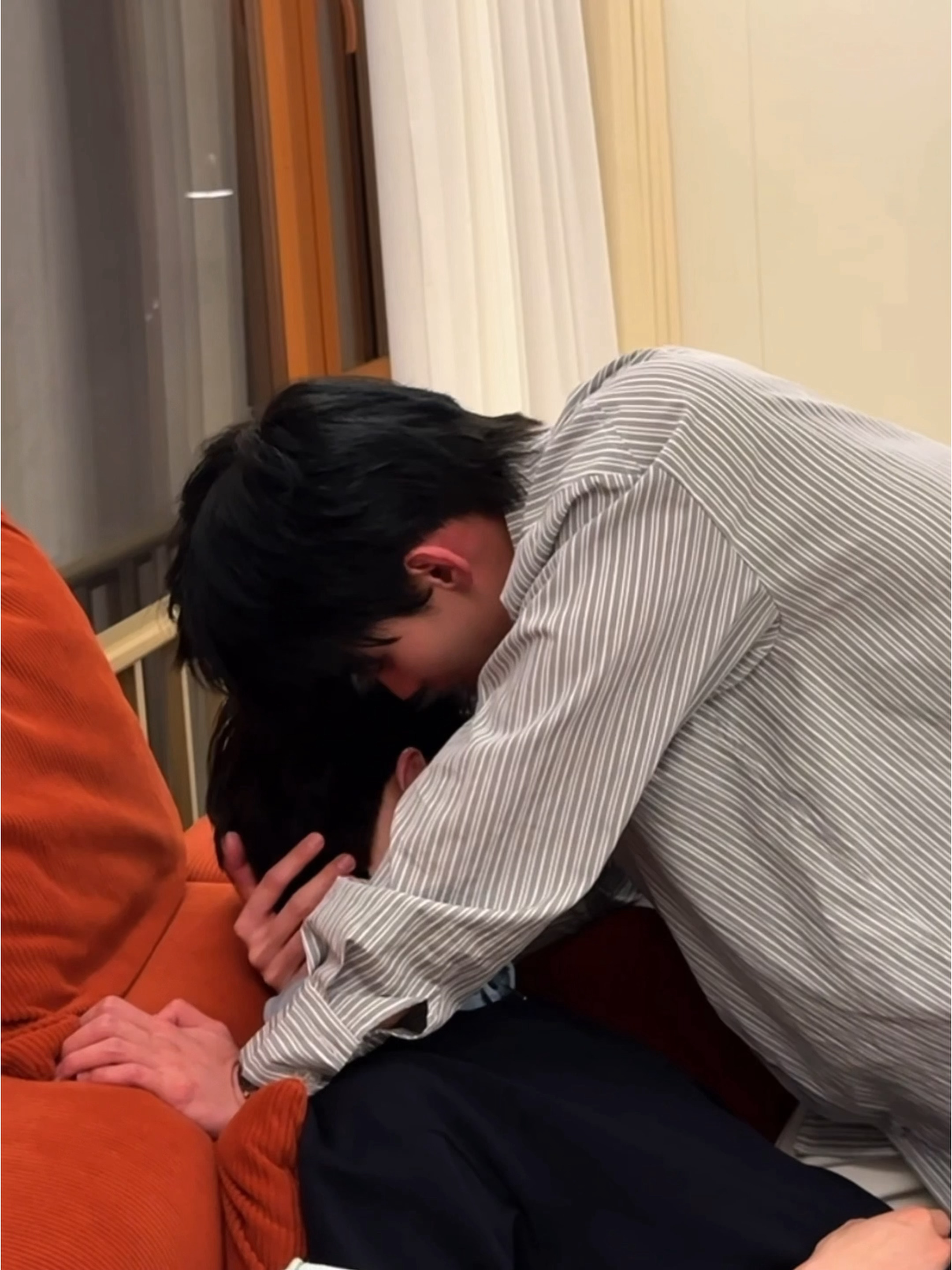 表演老师这两句“他是游书朗啊”“他是你的游书朗啊”把我嗑坏了。高嘉辉被提醒了才想