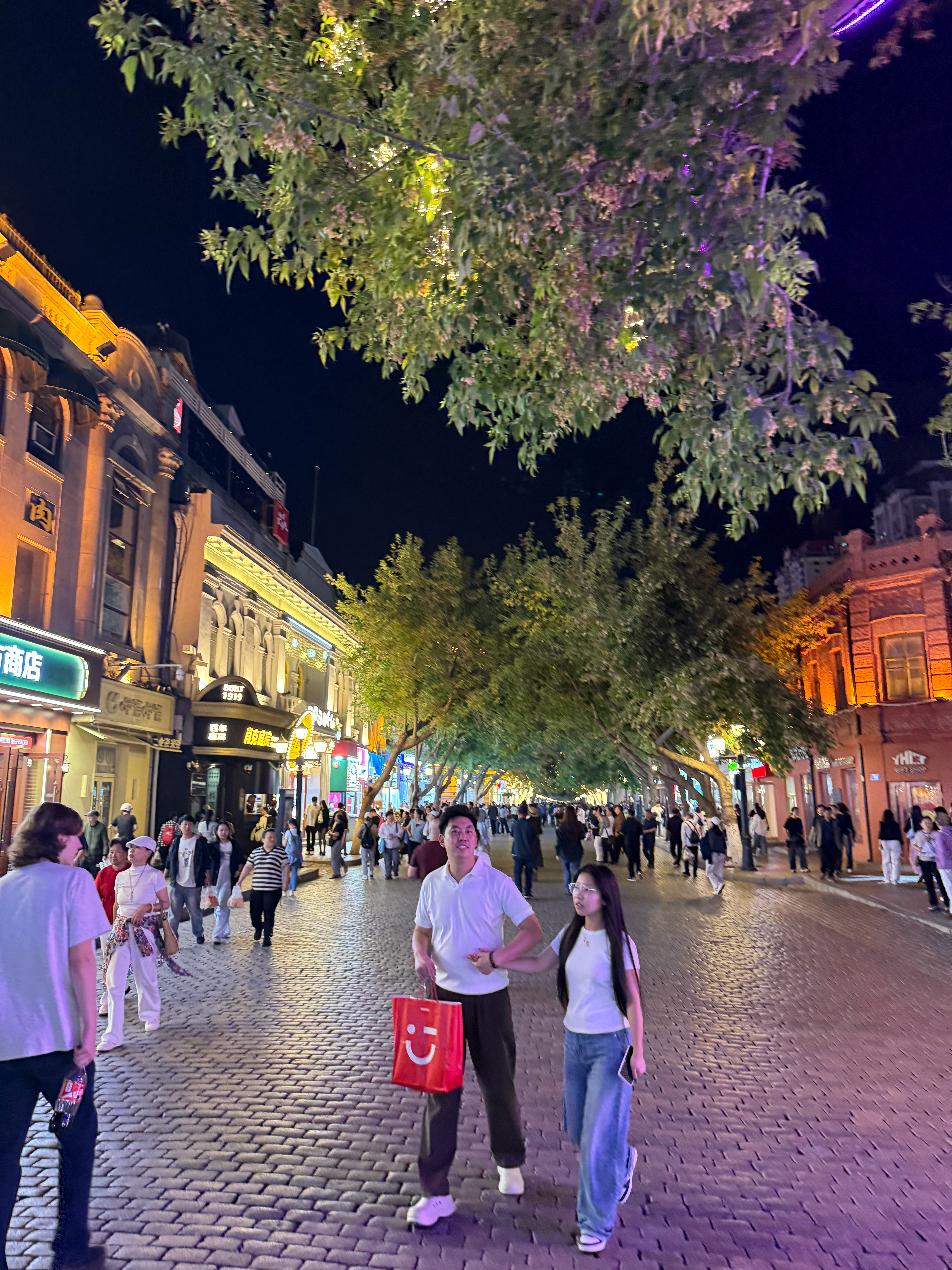 很久很久没有夜游中央大街了。这一别得个把月见了。 ​​​