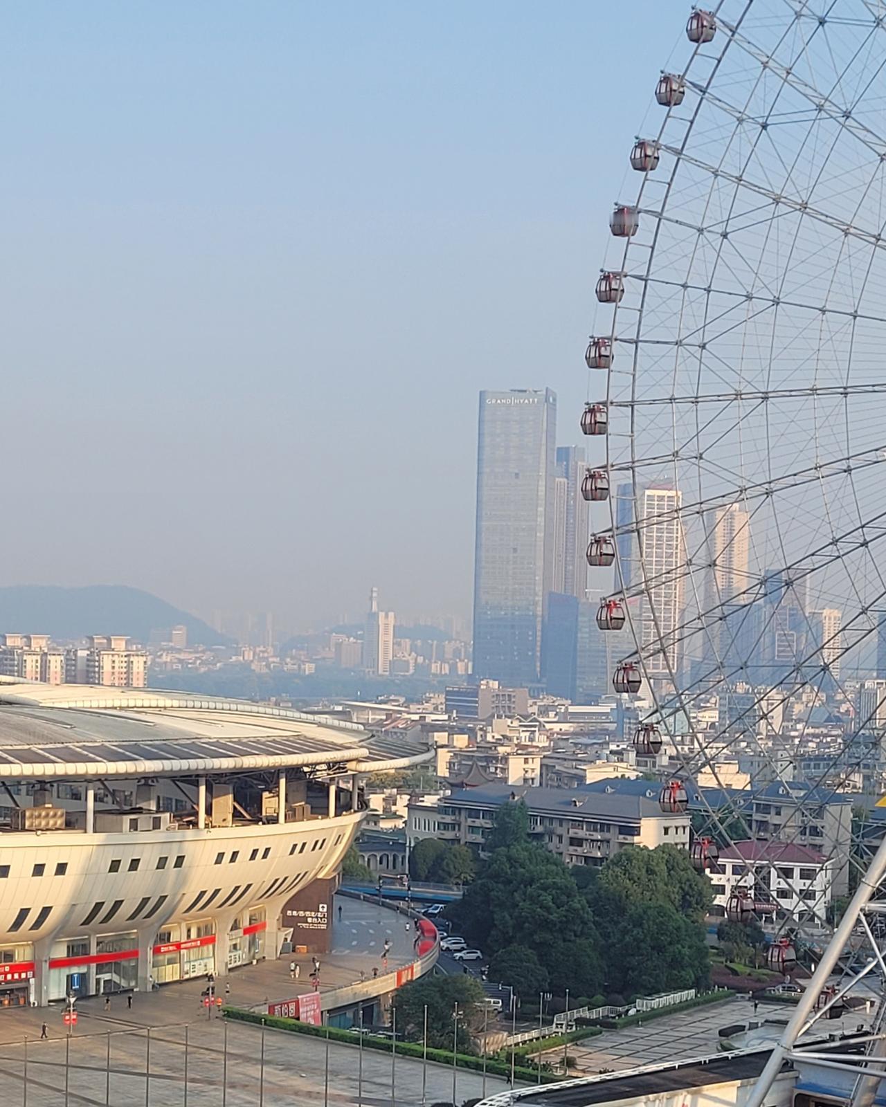 长沙怎么哪？到处大蓝天一级优，独长沙二级三级霾。我今天早晨7时前醒来，看到天边厚