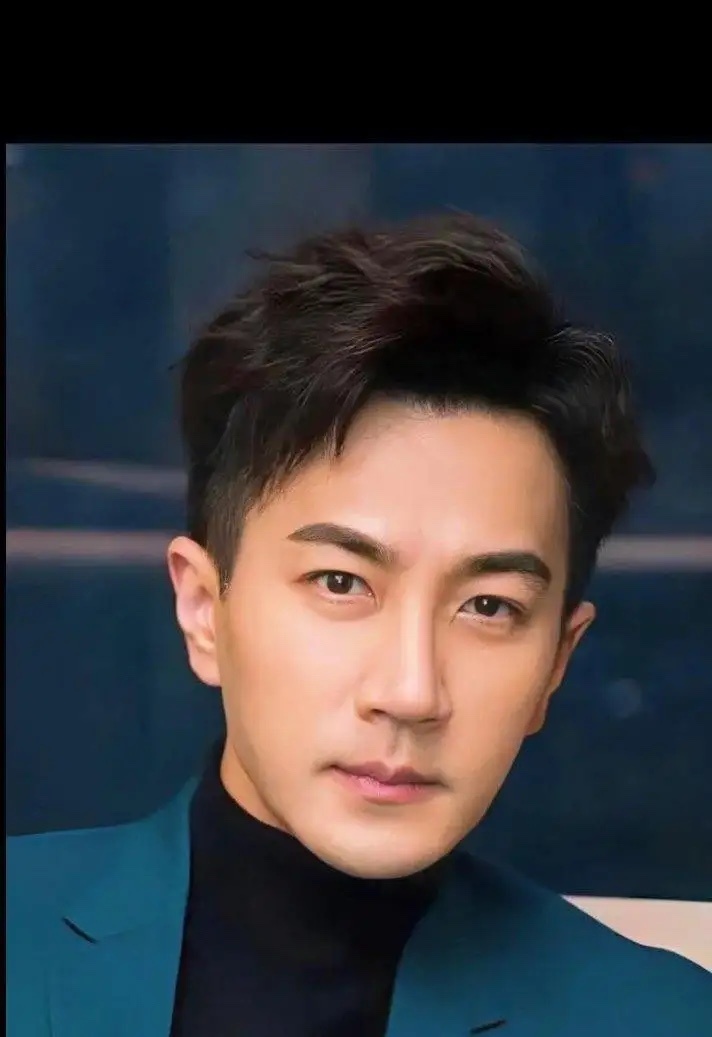 离了杨幂，分了李晓峰，刘恺威的感情路一路被放大镜盯着。如今牵手小他20岁的黎纪君