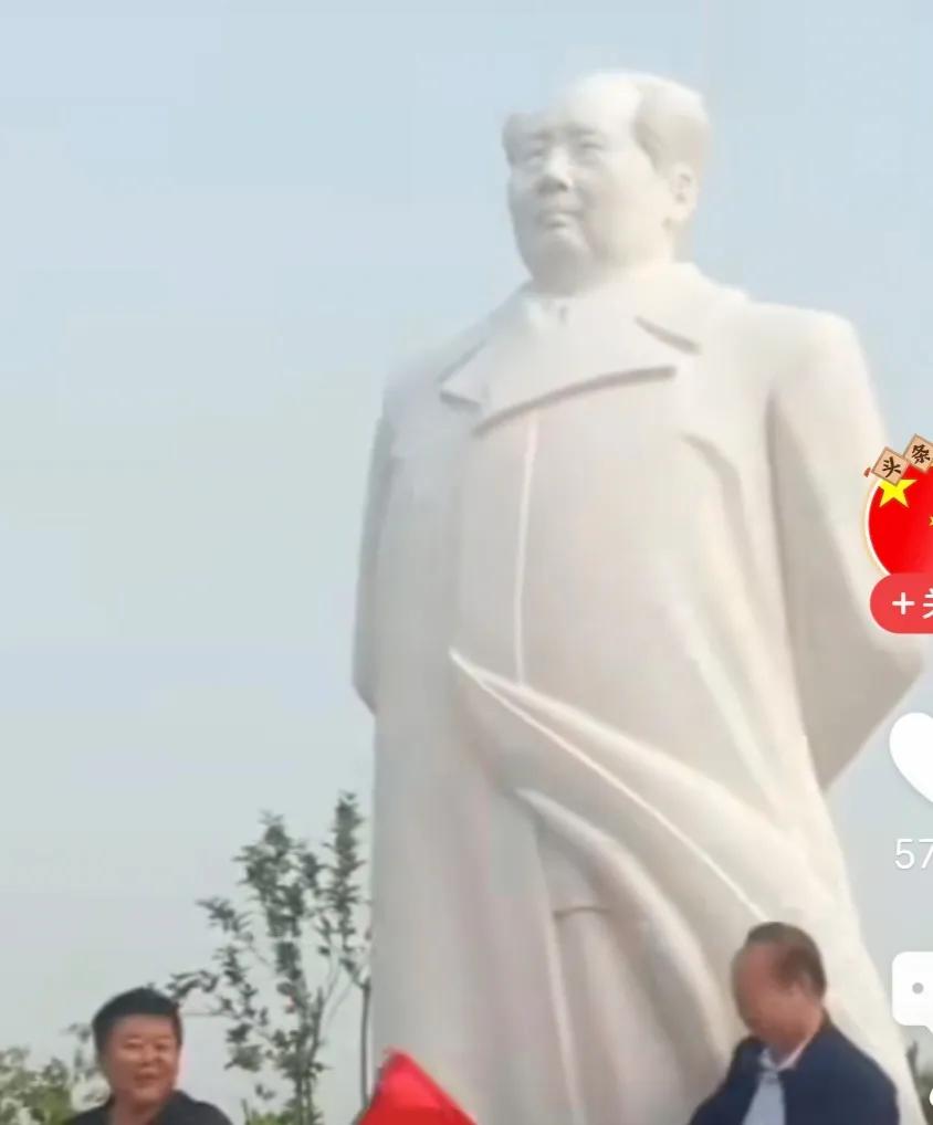 在陈家村广场，举行毛主席像落成庆典。期间，鞭炮齐鸣，震撼人心！这是真正的民心民意