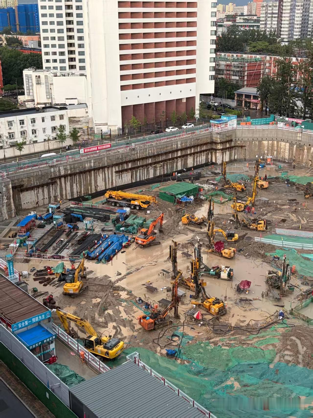一个不大的基坑内集中了好几台“男孩玩具”在作业，由此看得出建筑工地的活真的少了，