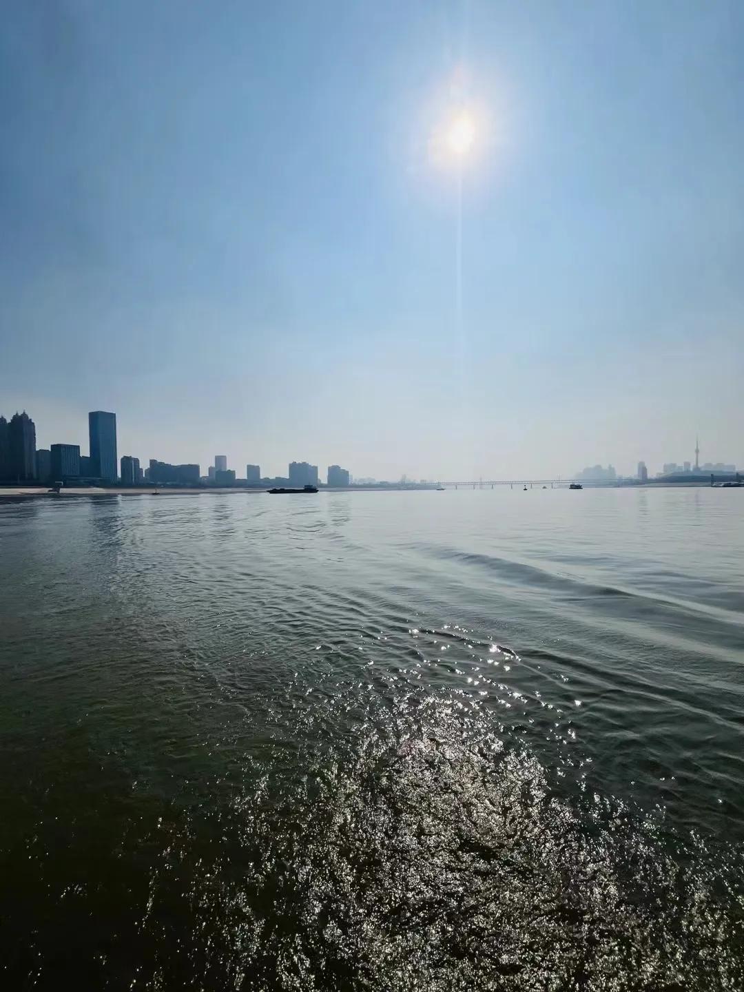 人生不过二两酒，
一两辛酸一两愁。
一两举杯邀明月，
一两歌舞几时休。
一两所思