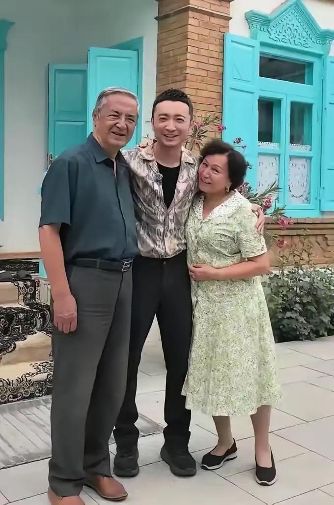 小尼一家人合影，其乐融融