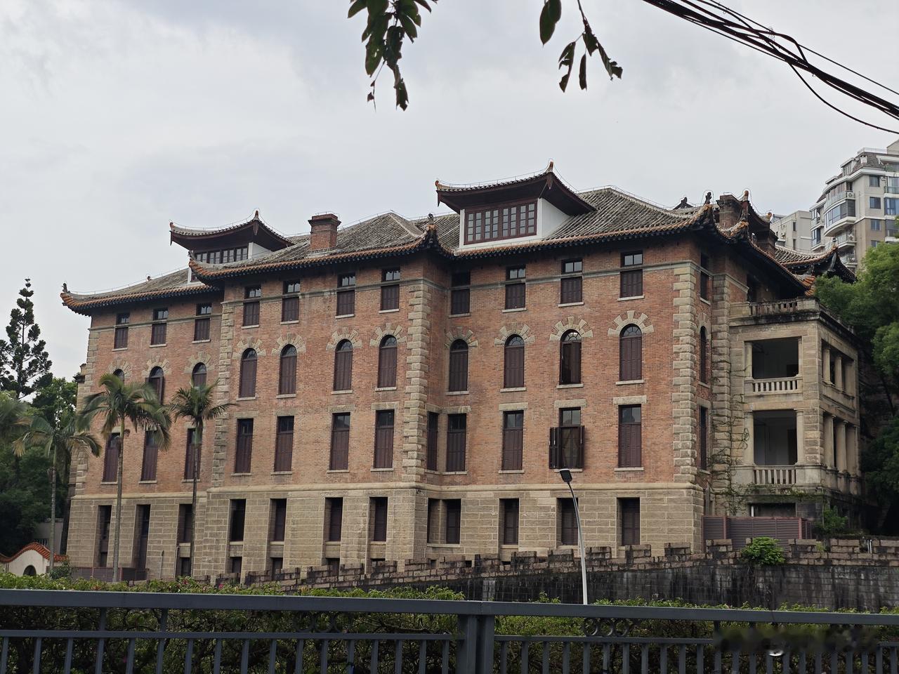 沿着福州仓山对湖路慢慢晃到鳌头凤岭路，一路皆是老仓山独有的温柔。途经华南女子文理