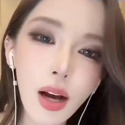 3月1日晚间，网红“迅猛龙特蕾莎”（本名许锴蓥）在直播中坦言，高强度直播工作影响