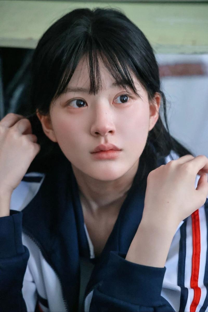 赵露思在海南摆摊卖蛋烘糕，简直是“许妍打工”照进现实！亲自制作并与路人合影、聊天