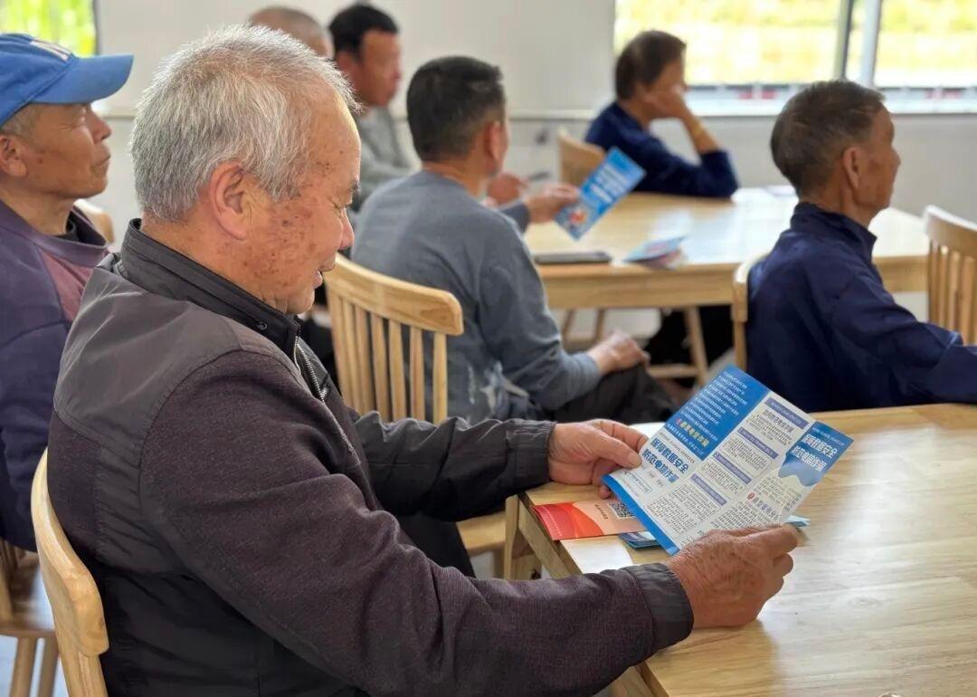 【一张“反诈处方单”守护山村留守老人的“钱袋子”】

近日，一场别开生面的“防范