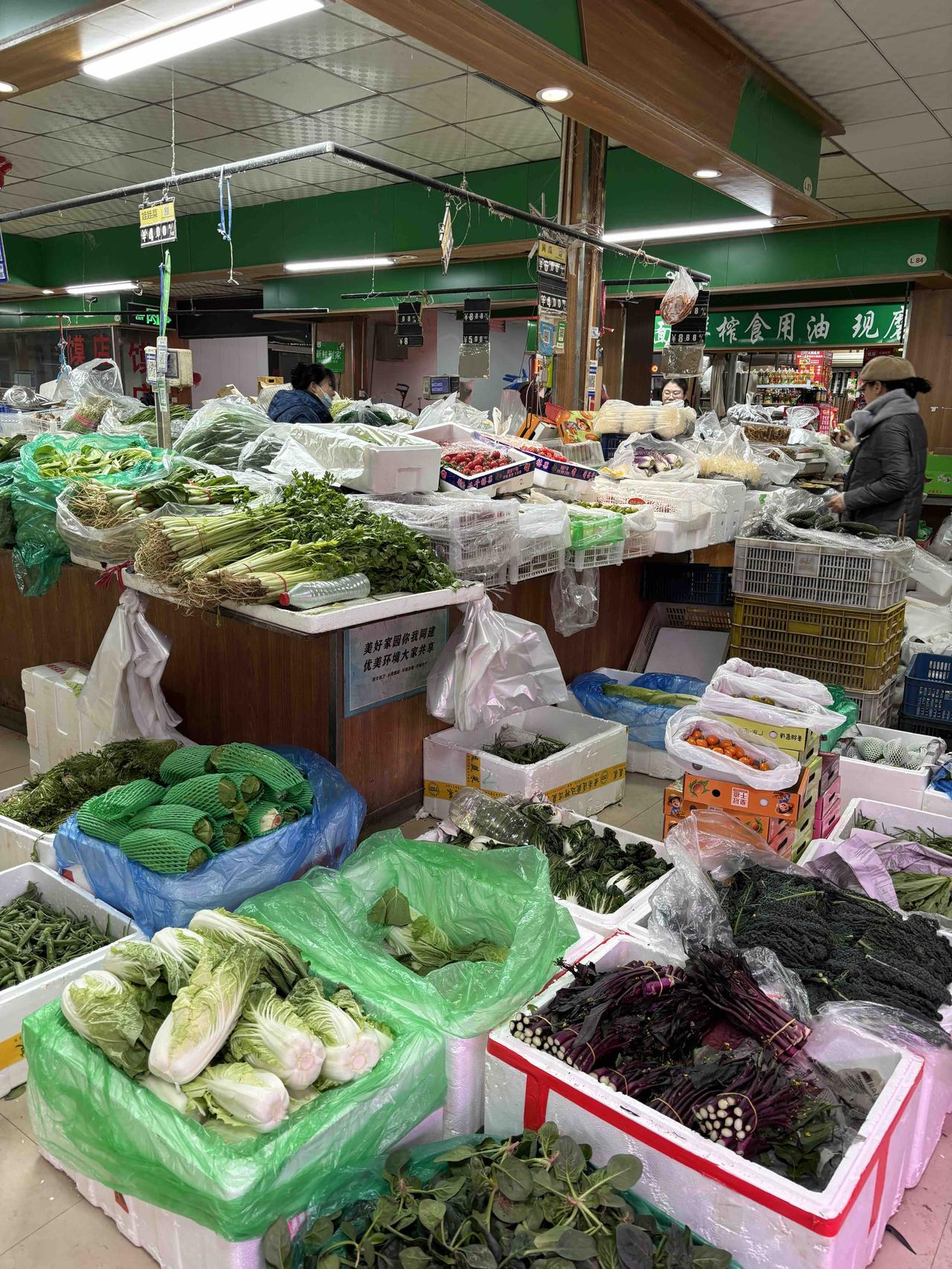 郑州的菜市汇集了全国各地的蔬菜品种，琳琅满目，不胜枚举。本地菜价格大多亲民，而来