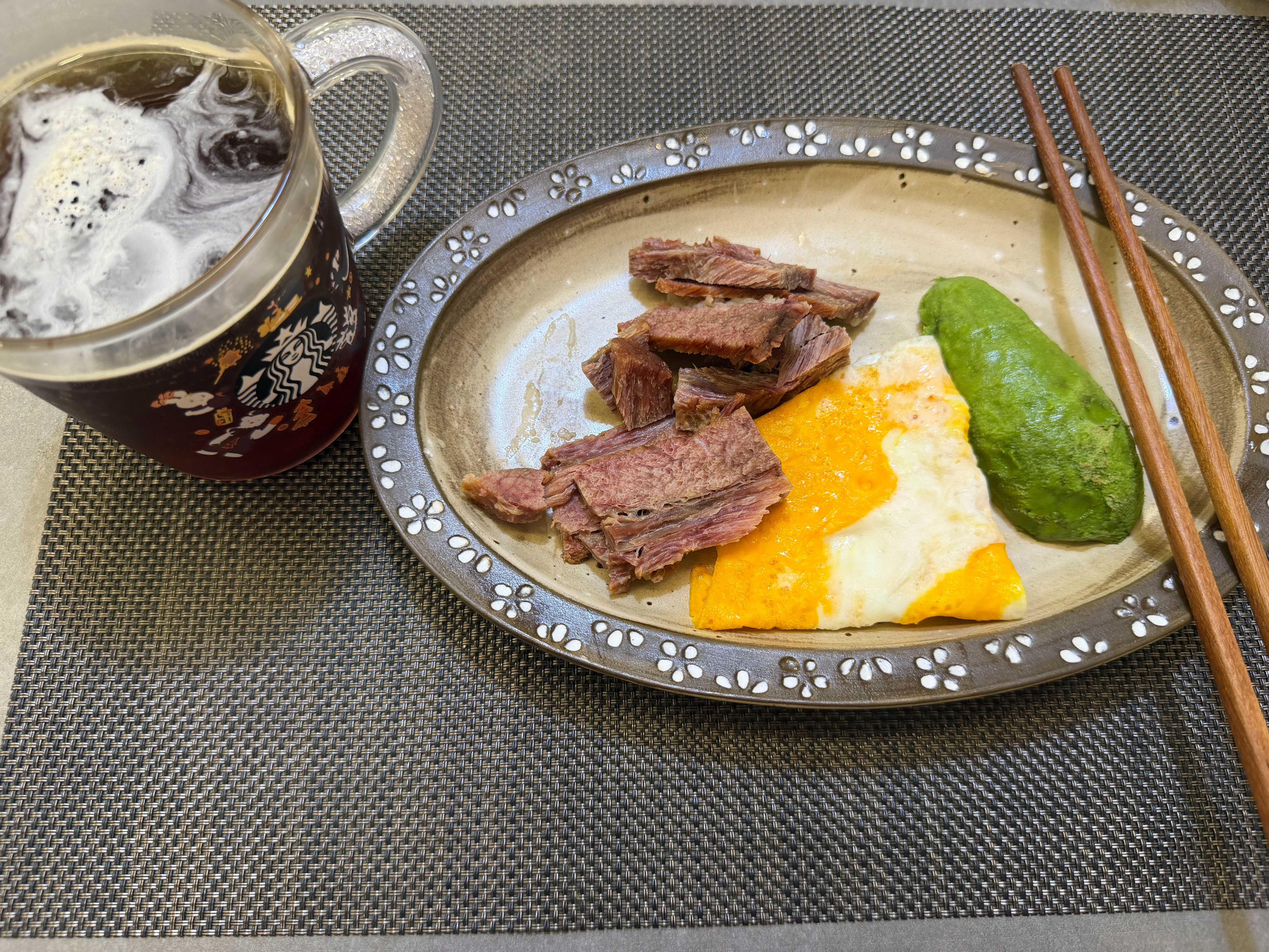 早，简单一口去健身房训练在调整饮食之后，我从来没有卧推110公斤以上但是，我决定