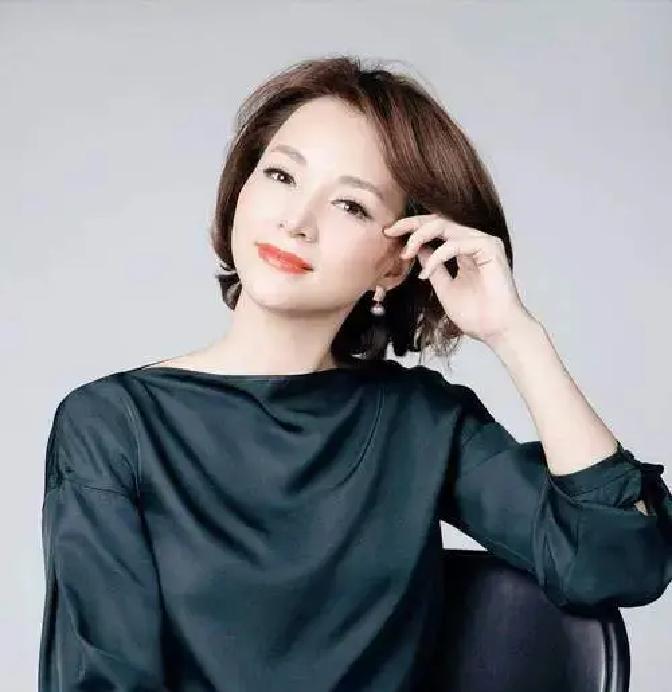 最疼的不是没爱过，是爱到骨头里再被连根拔起。

董卿那段话，戳破了一层纸：一起睡