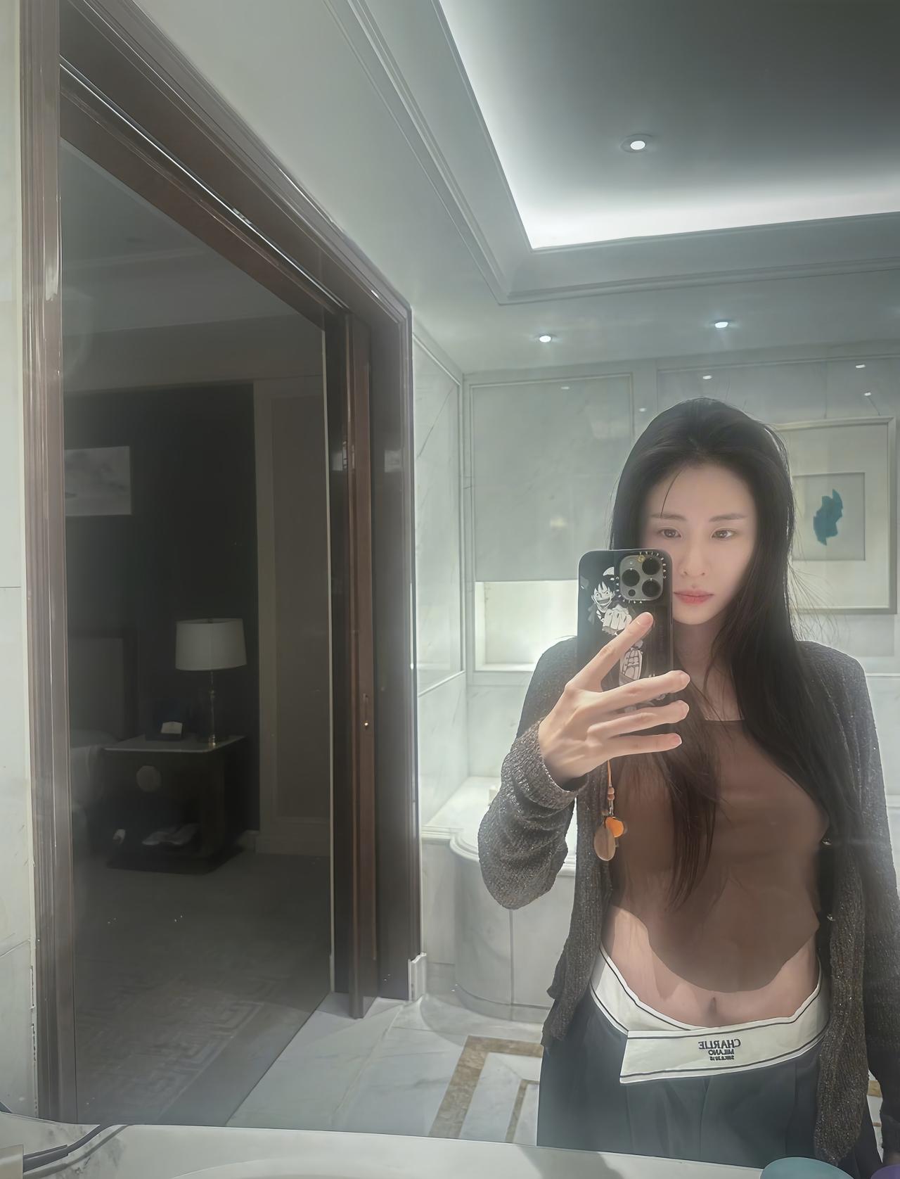 近日，张碧晨晒酒店厕所自拍照，玩心大起，开心三连自拍秀小蛮腰，被网友调侃：“好沉