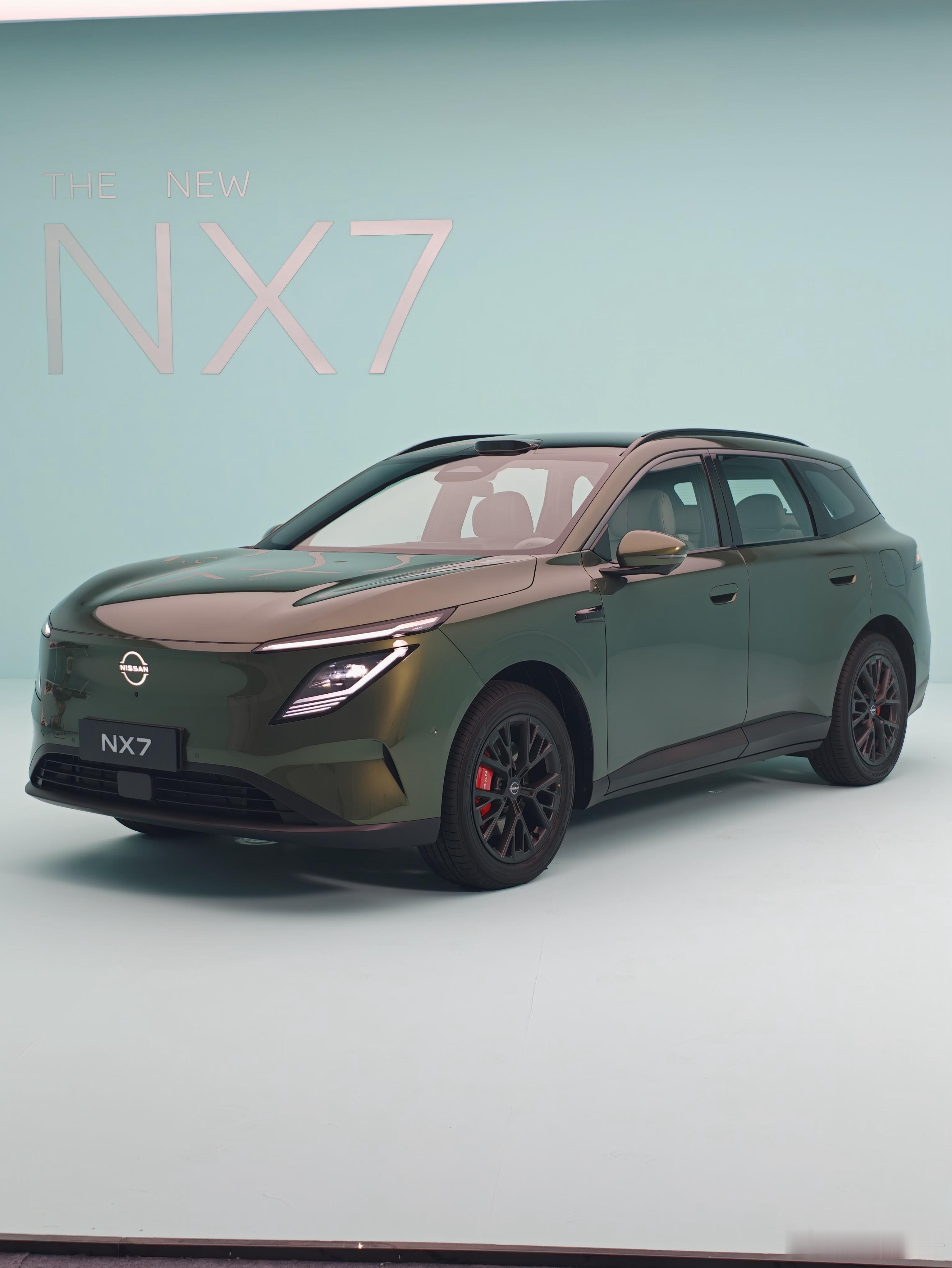 再来几张 东风日产NX7这个19英寸轮毂很战斗年轻人的时尚搭子东风日产NX7来了