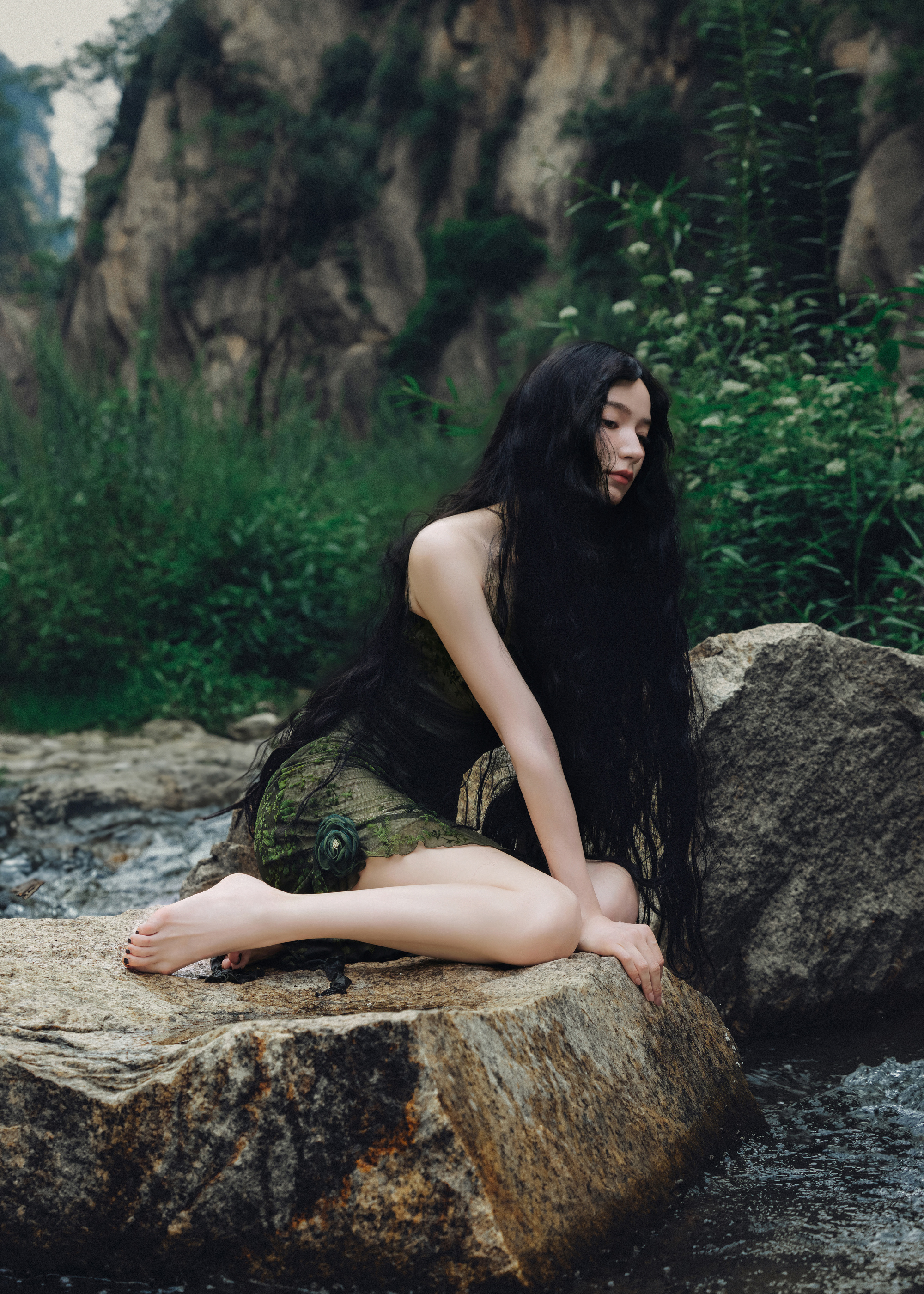 代斯山涧大片：溪水轻淌，墨色如画。代斯