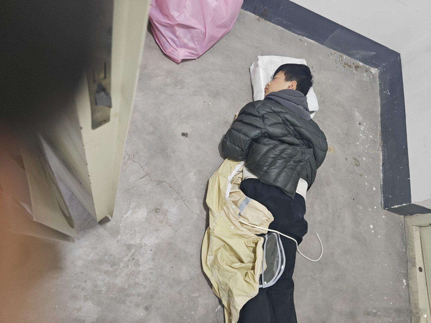 这小家伙在隔壁家玩游戏玩了一天，妈妈打电话让他回家，说我回家要揍他，结果他在家门