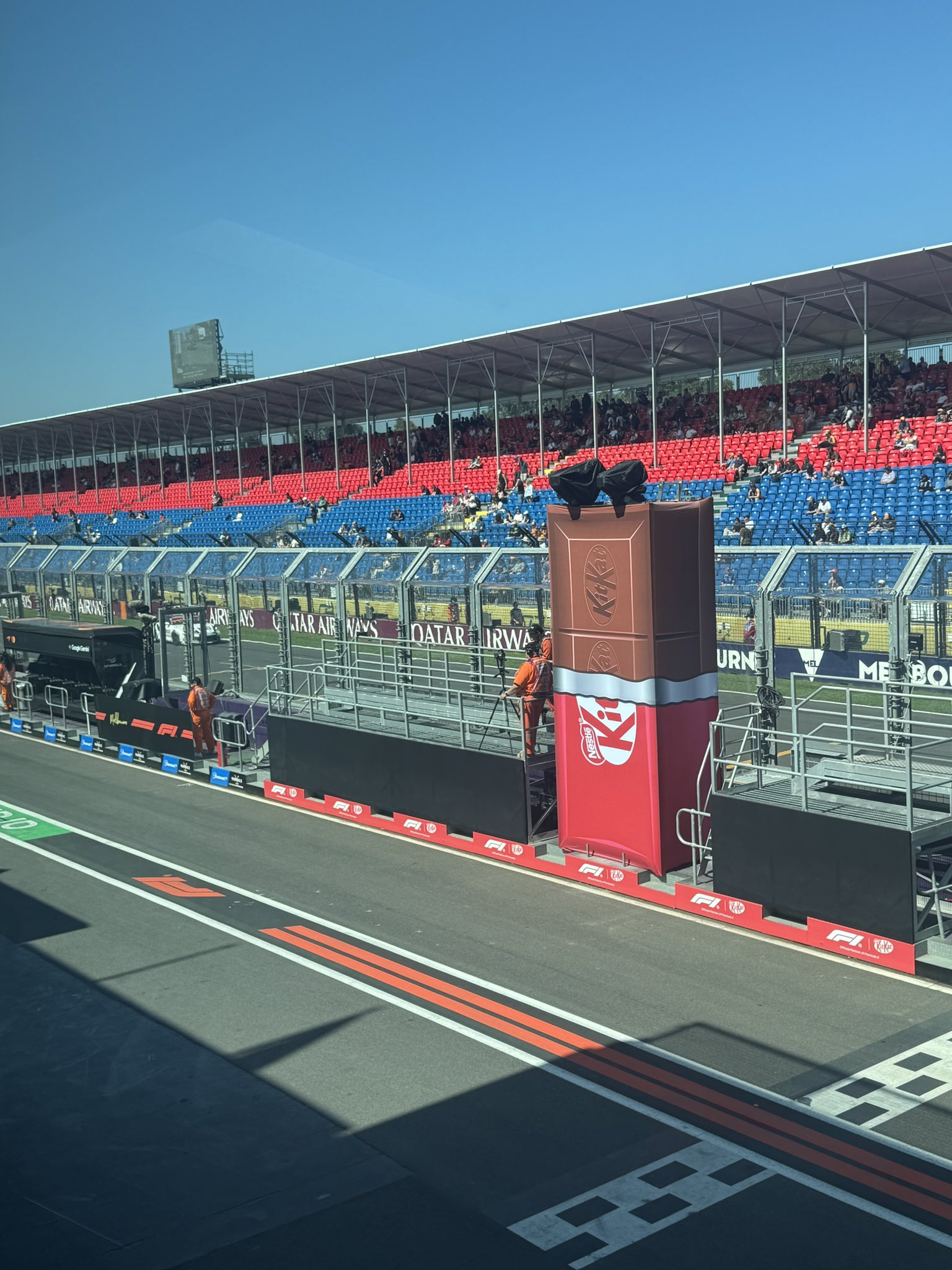 墨尔本的维修通道内冷不丁的出现了巨大的“Kitkat巧克力”（via Luke 