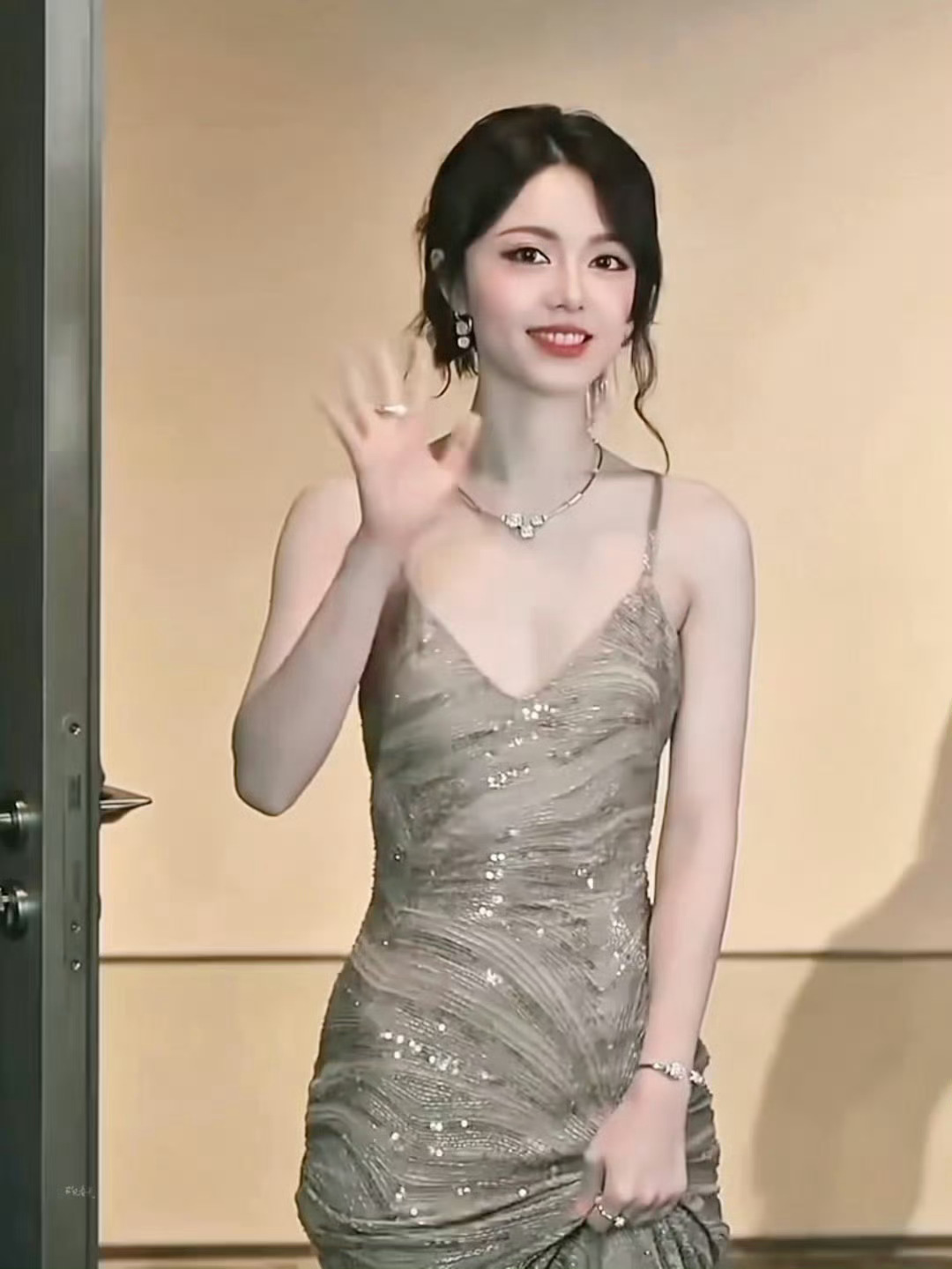 赵今麦眼妆赵今麦今日W盛典造型好美啊！金色长裙➕清透眼妆，完全被迷住了[哇]赵今
