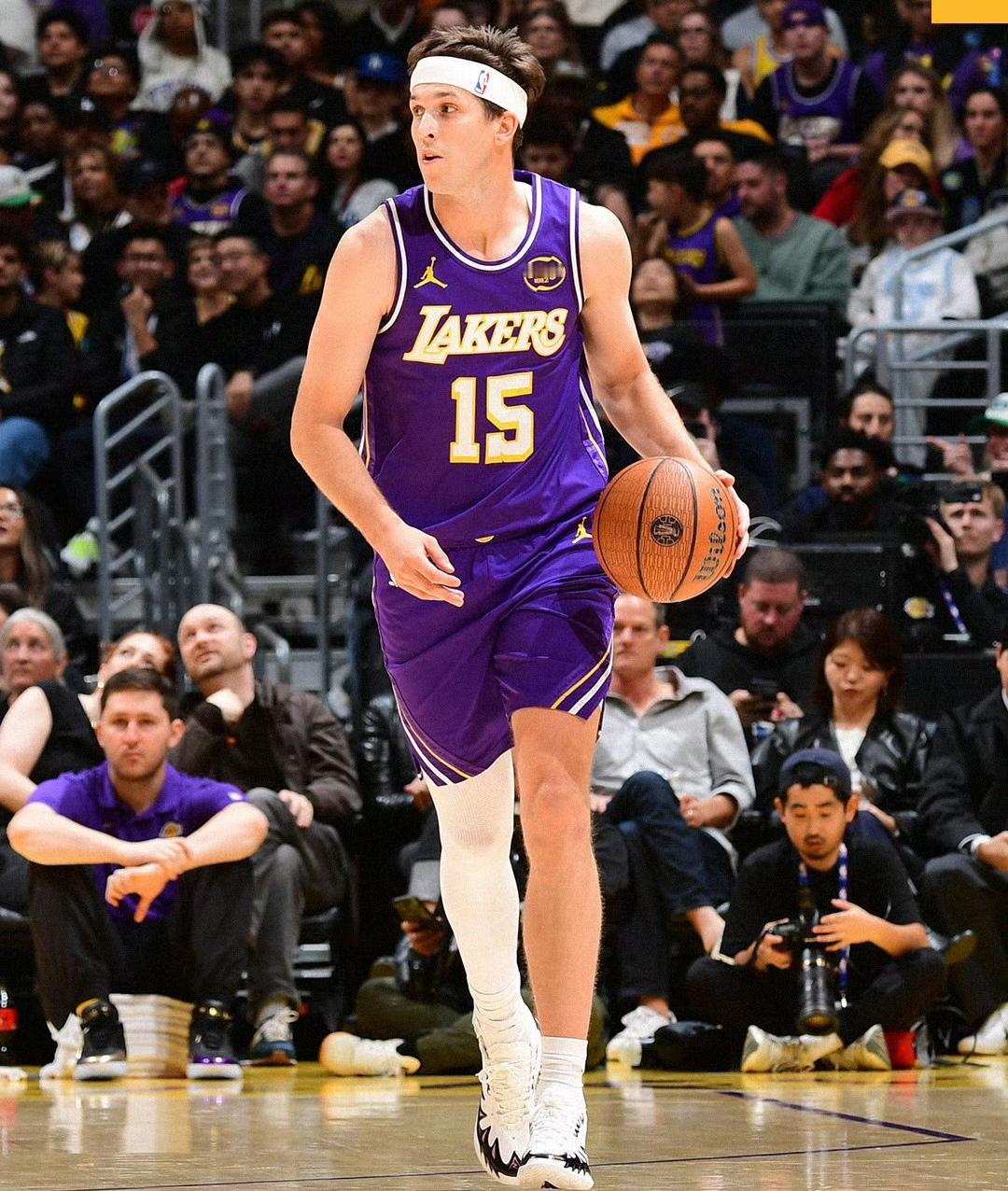 浓眉复出，独行侠8人上双依然落败，因为碰到无解的东契奇和里夫斯了。
湖人大战独行