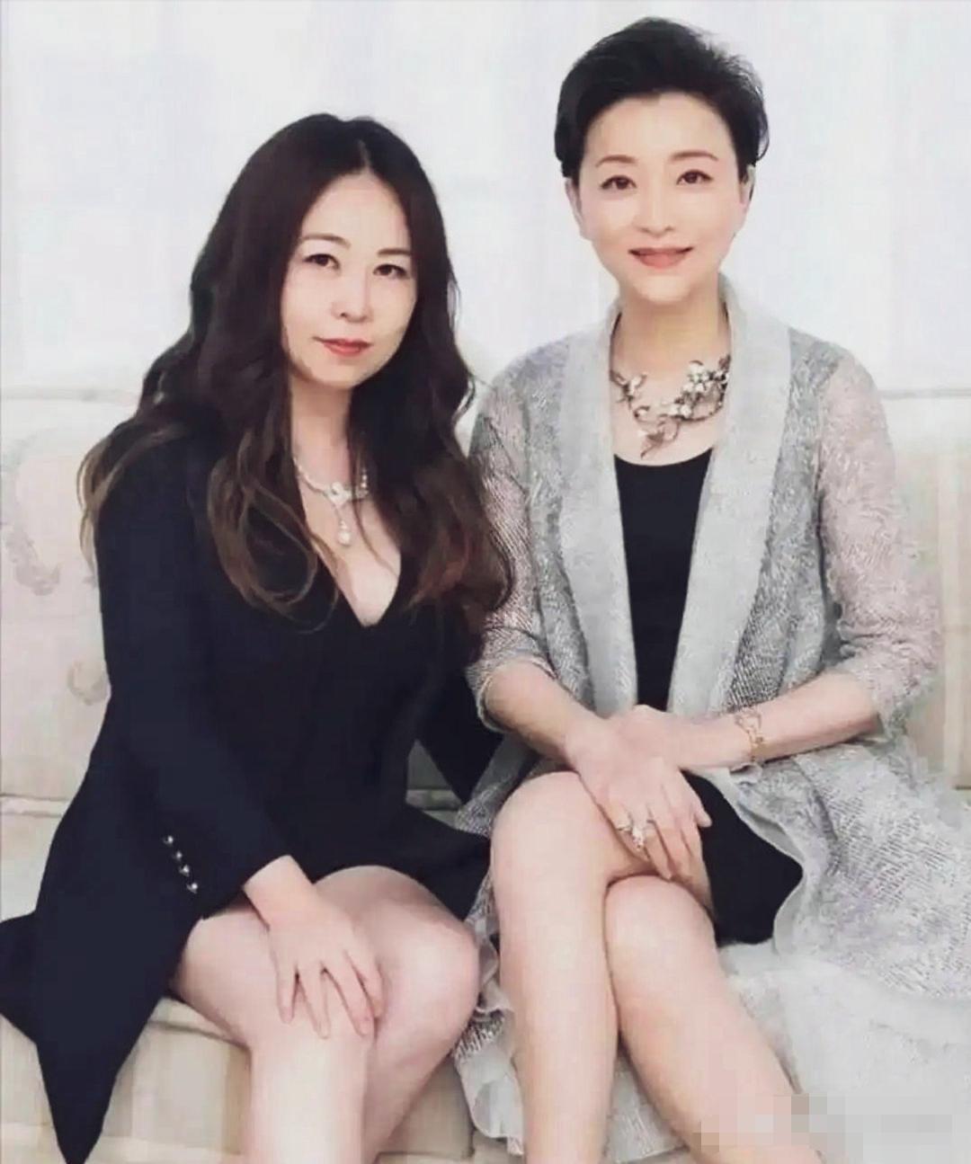 中年女性的标杆。
杨澜一身银灰蕾丝外搭，搭配精致的花卉项链，短发利落大方。
双手