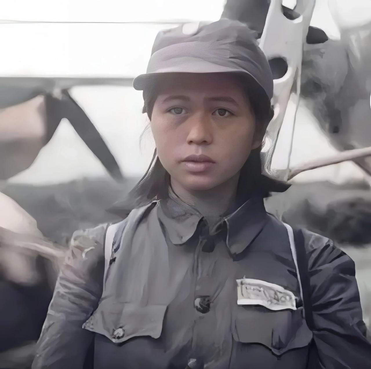 上个世纪50年代，一位英姿飒爽的女兵留影。