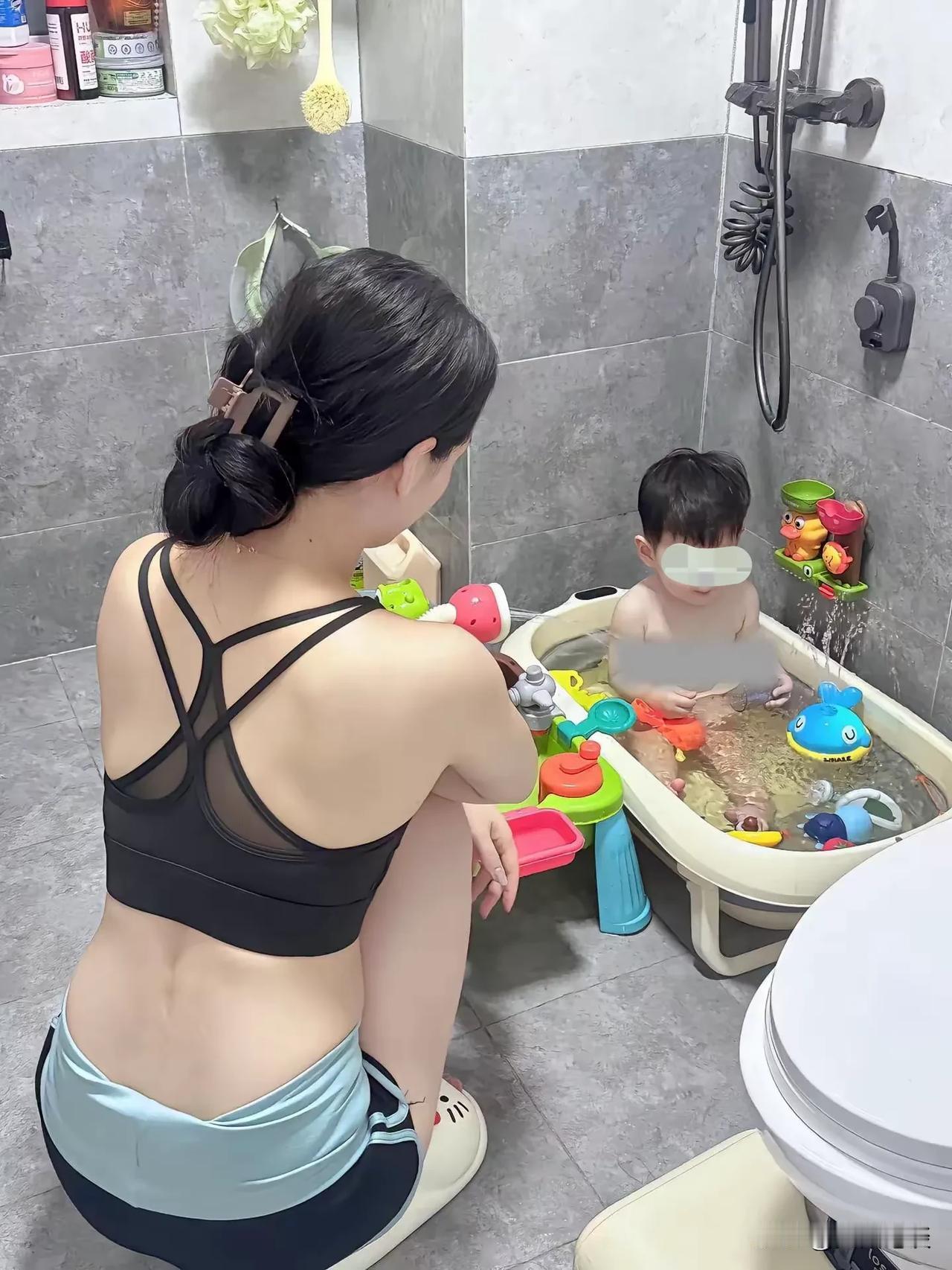 亲子时光，先照顾完小的洗澡，洗完就去睡觉，然后才是属于自己的锻炼时间。

当了妈