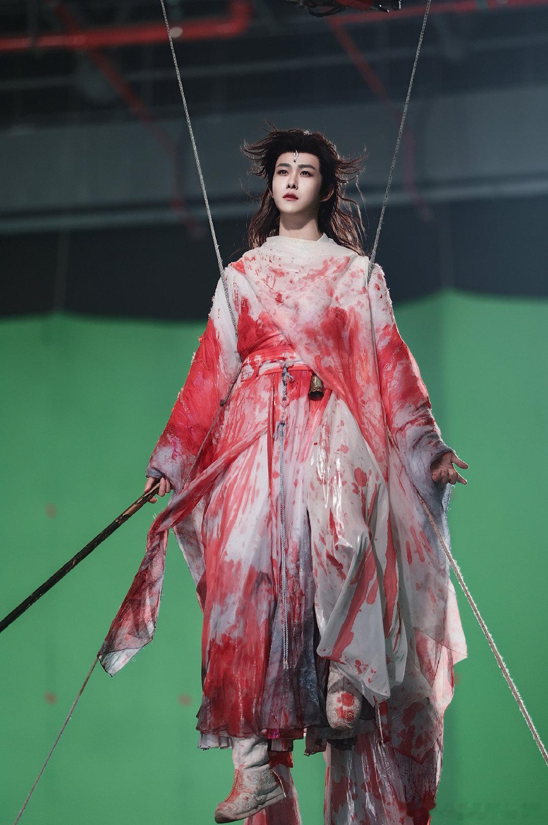 魂判九川导演是不是看了田嘉瑞那组蛇塑写真才找他当男主的？这两组物料的病娇味儿简直