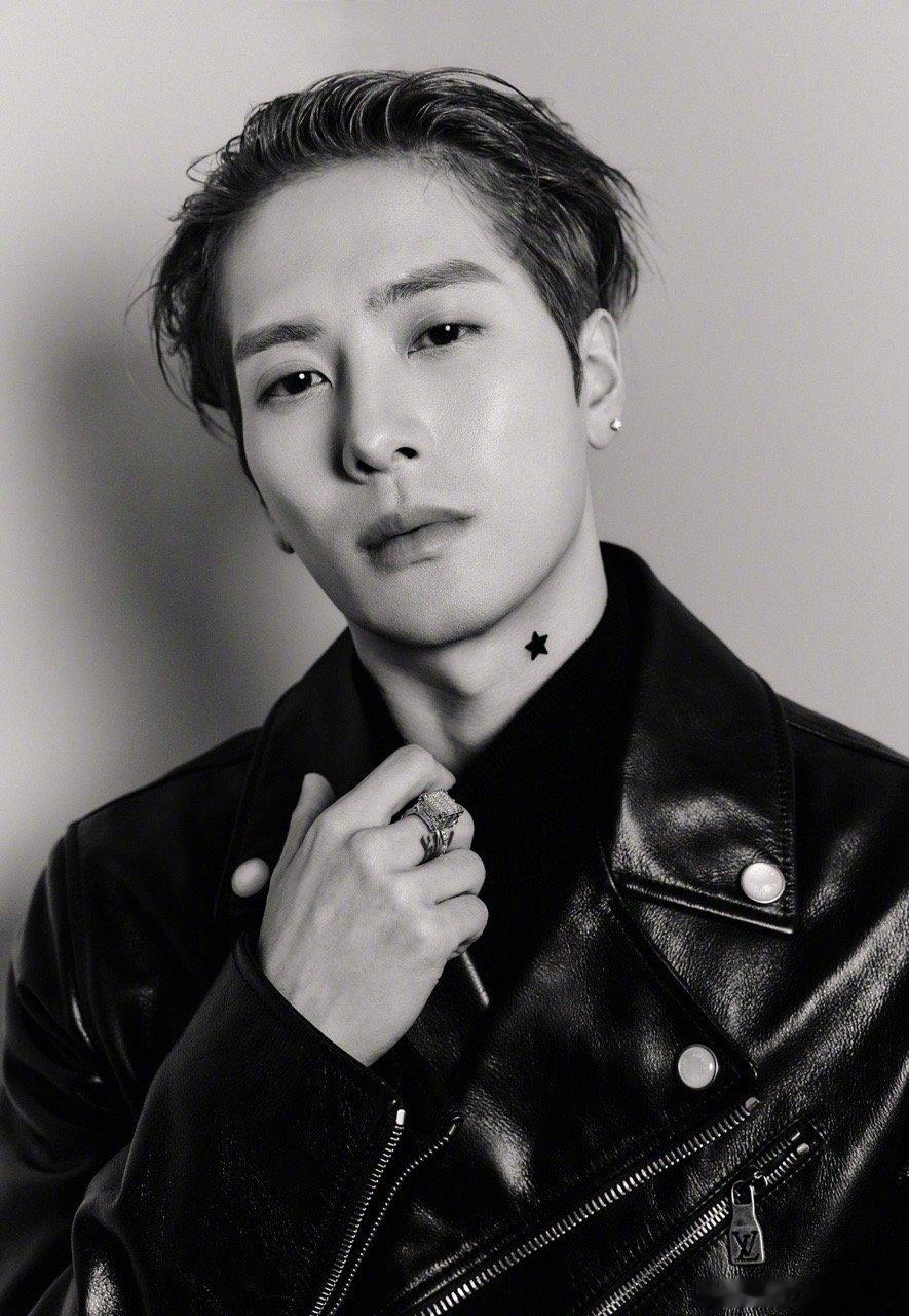 王嘉尔 给我一个拥抱谁不想被这样真诚的人拥抱呢？他会认真回复粉丝的每一条留言，还