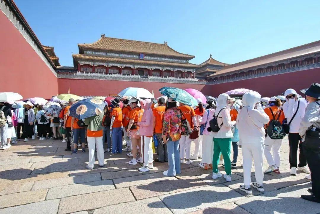 逛北京故宫差点被热晕，夏天真别硬冲！

三伏天的故宫露天广场几乎没有遮阴，大石板