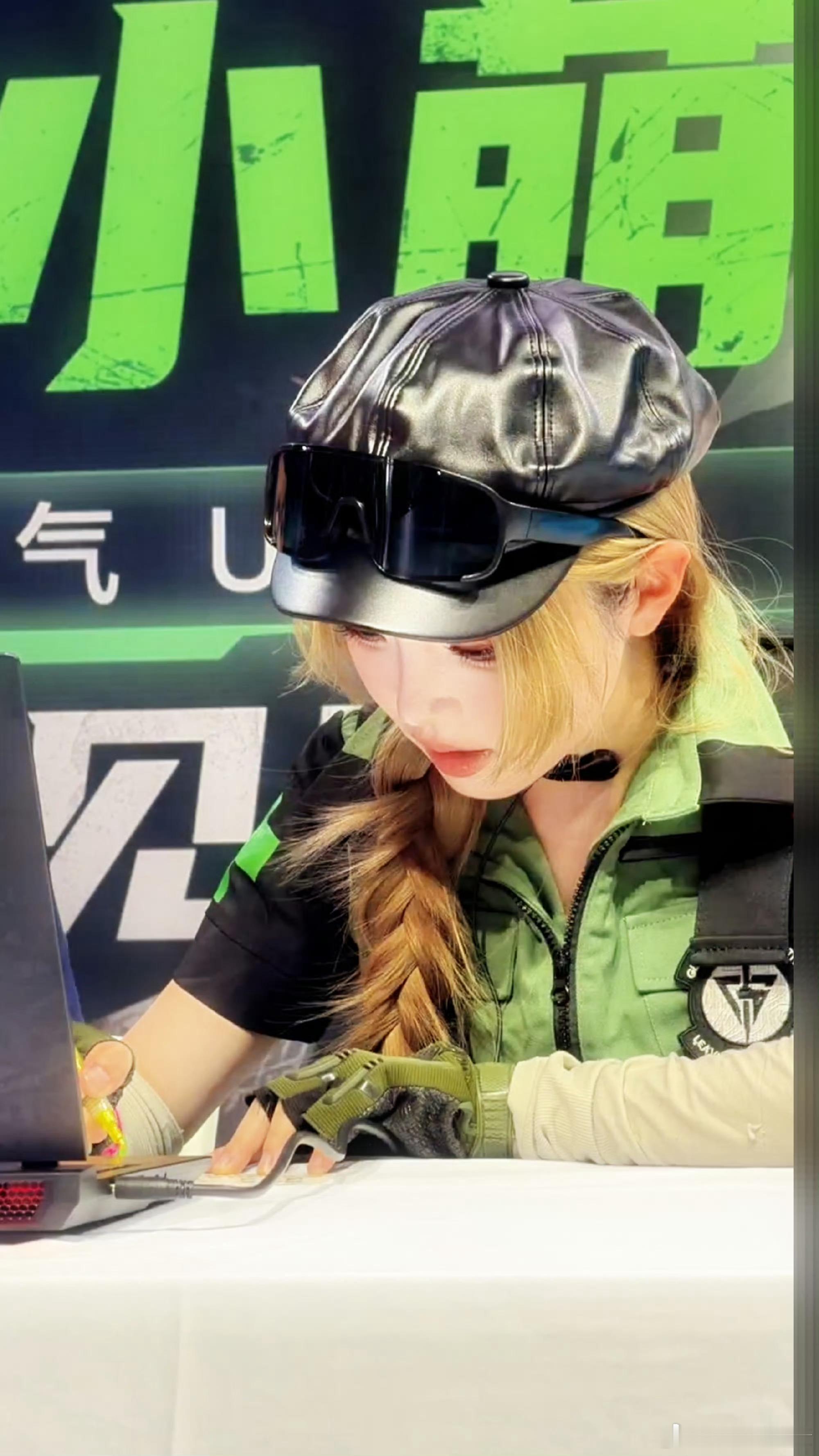 欣小萌空降BW2026热舞同频舞台灯光勾勒出流畅的肢体线条，欣小萌在BW活力开跳