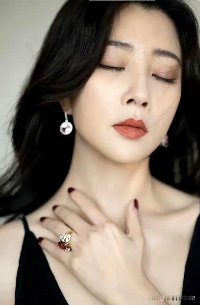 殷桃这一身黑色吊带裙，简直美出天际，状态好到爆！
她不仅这次吊带裙造型惊艳，之前