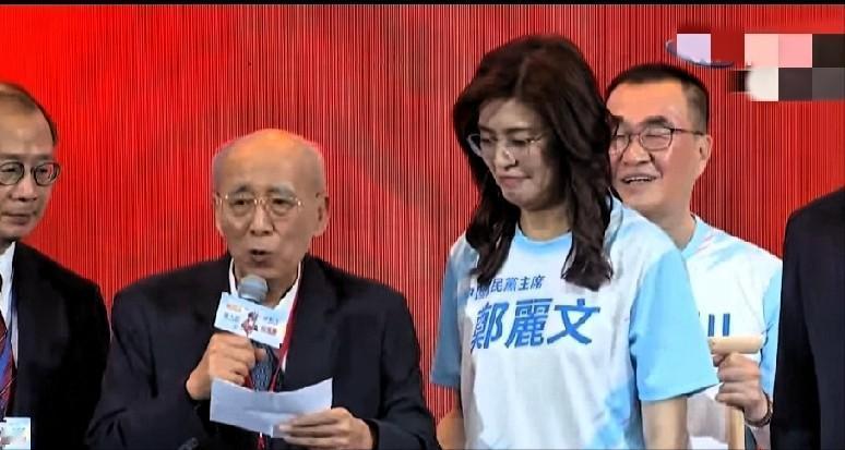 87岁的吴伯雄来了，65岁的朱立伦躲了！当87岁的伯公拖着虚弱的身体，奋力喊出“