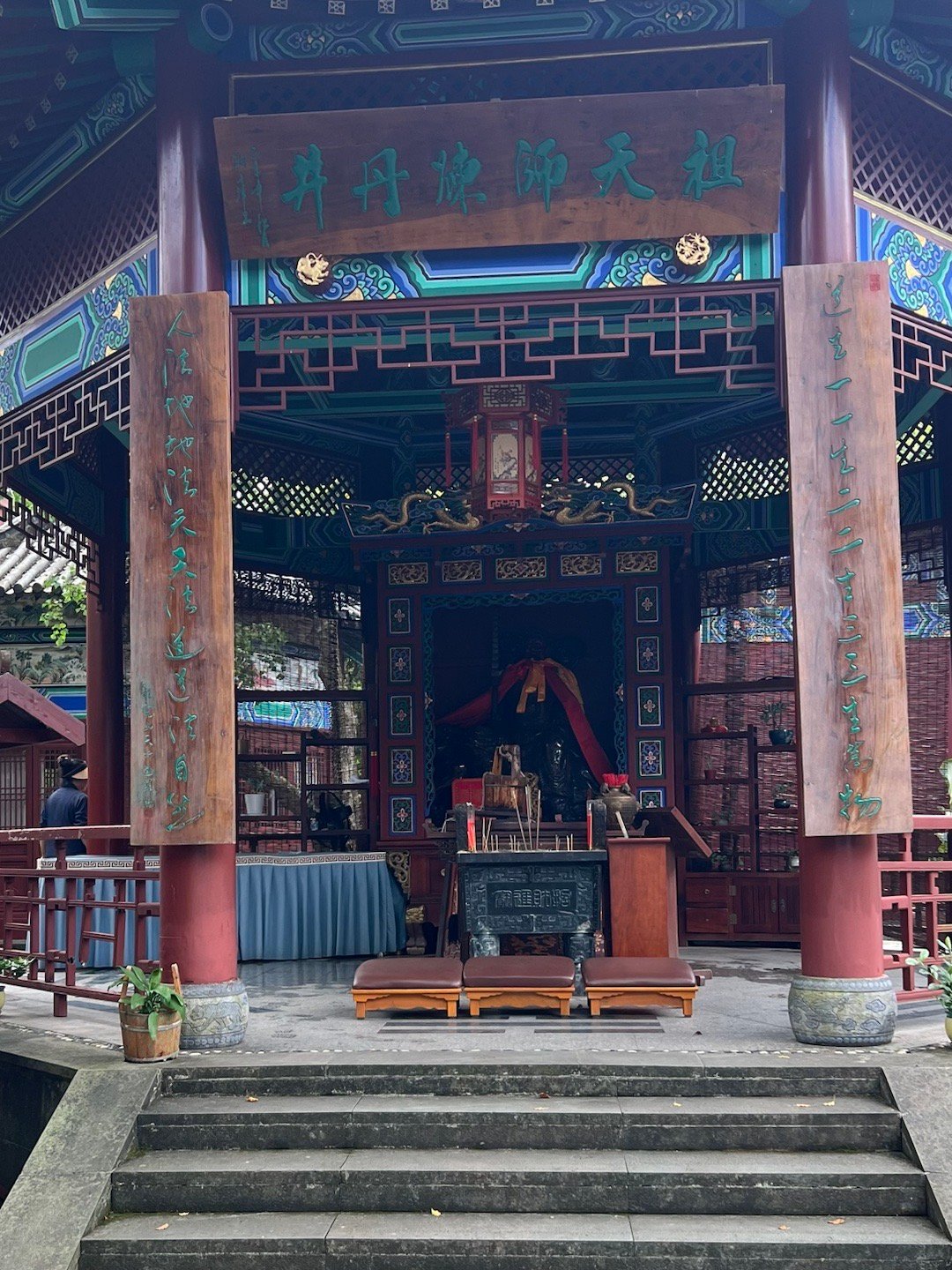 感恩感谢，喝了杯泉水，顺带给杯子开了个光。 