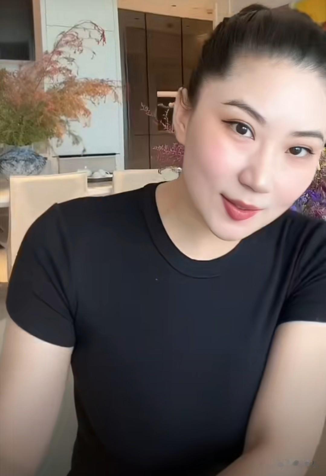谢贤前女友CoCo7天廋了2.5公斤


心情不好，茶不思饭不想[捂脸]，减肥快