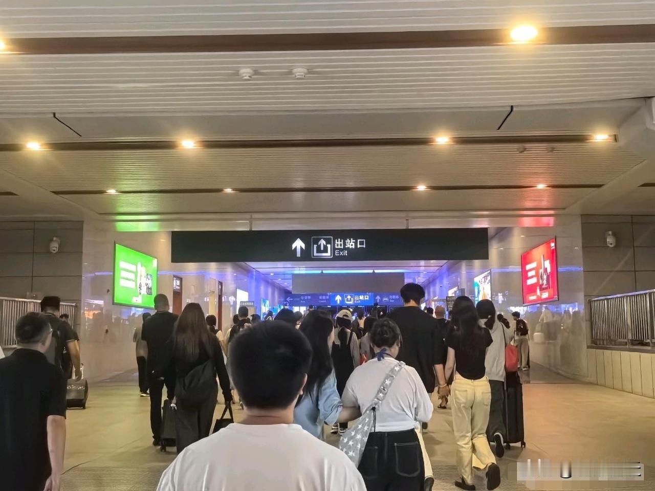 夜里十点多，宿迁高铁站仍是人潮涌动，出站通道里人头攒动，往来旅客接连不断。
总有